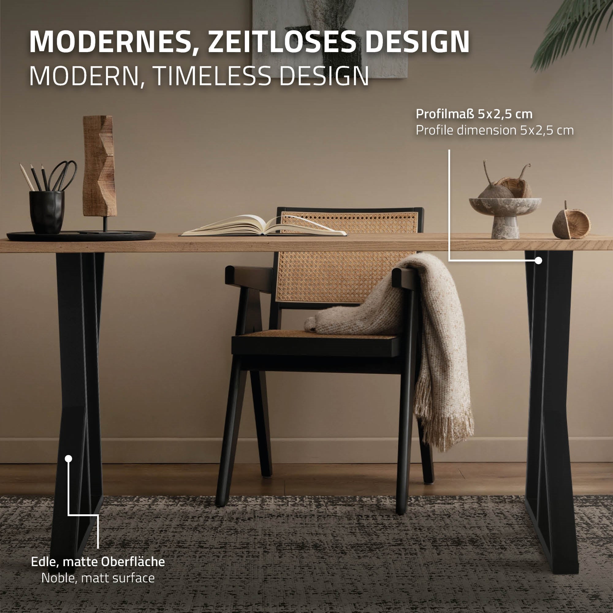 Une table au design moderne, chaise noire et objets décoratifs sur le plateau.