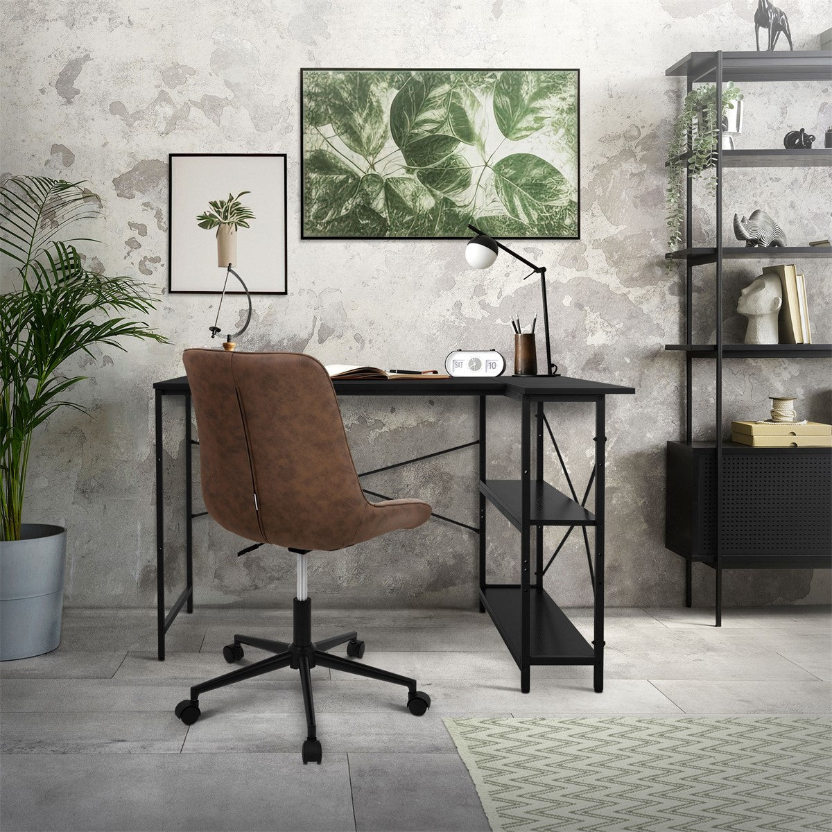 Kontorsinredning med bord, stol och växter i ett modernt rum.