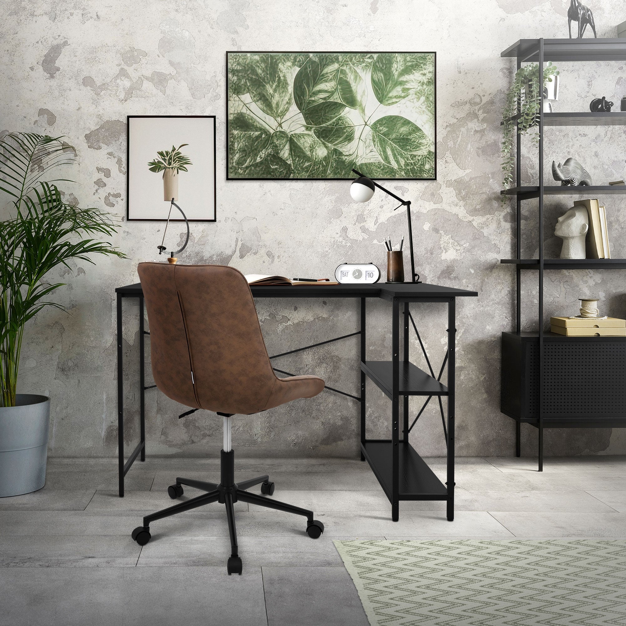 Mobiliario de oficina con mesa, silla y plantas en un espacio moderno.