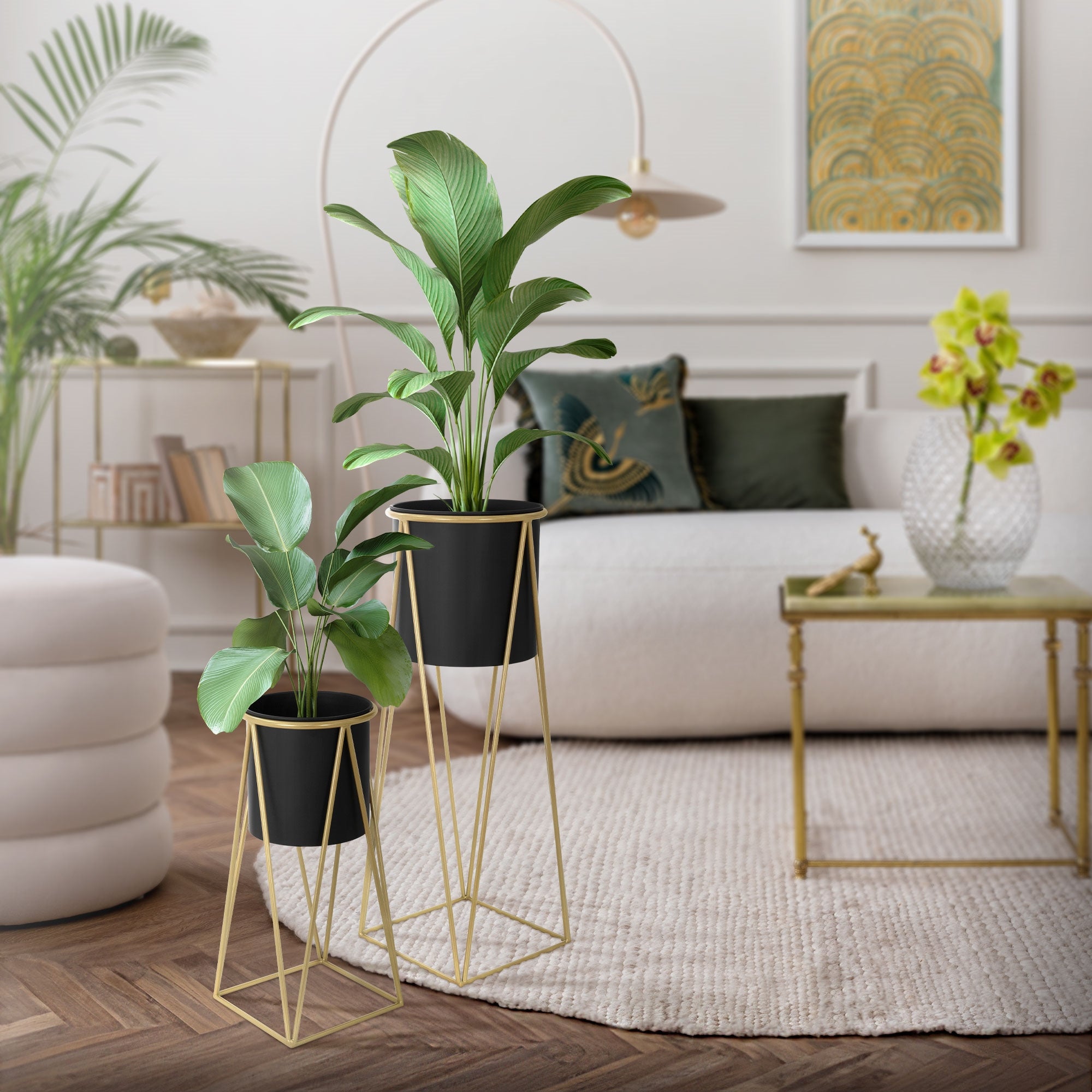 Deux supports à fleurs avec des plantes dans un espace de vie moderne.