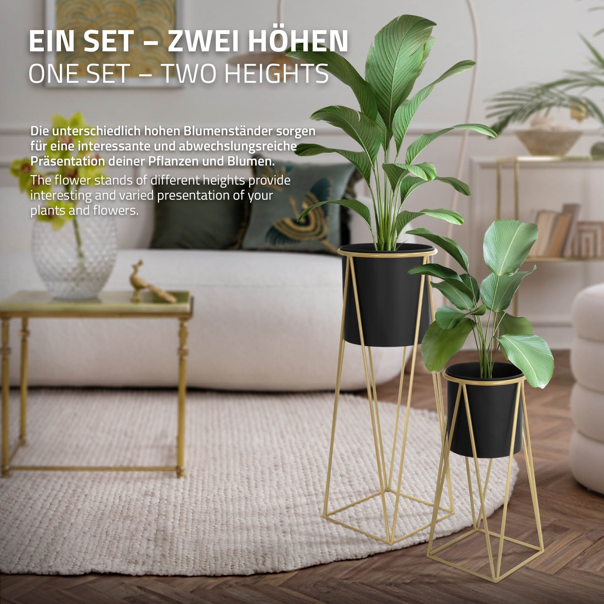Deux supports de plantes de hauteurs différentes avec des pots noirs.