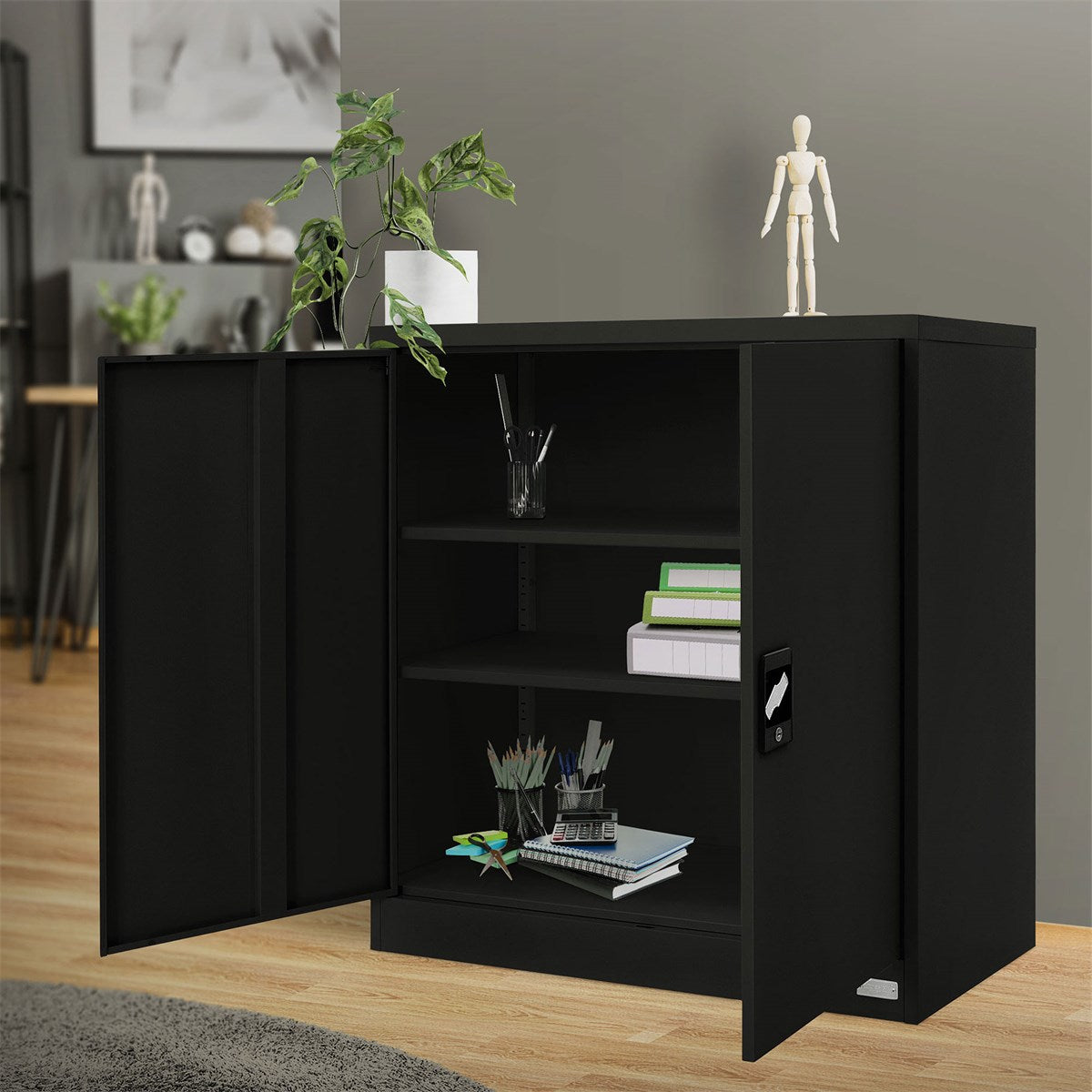 Archivador negro en una habitación con plantas y decoración.