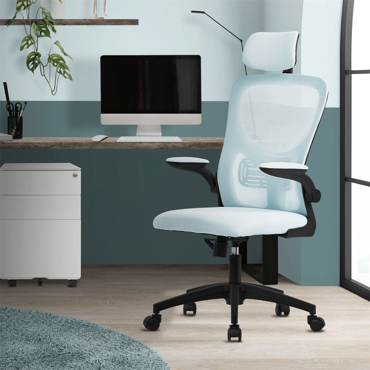 Bürostuhl in einem modernen Arbeitsumfeld mit Computer und Pflanzen.
