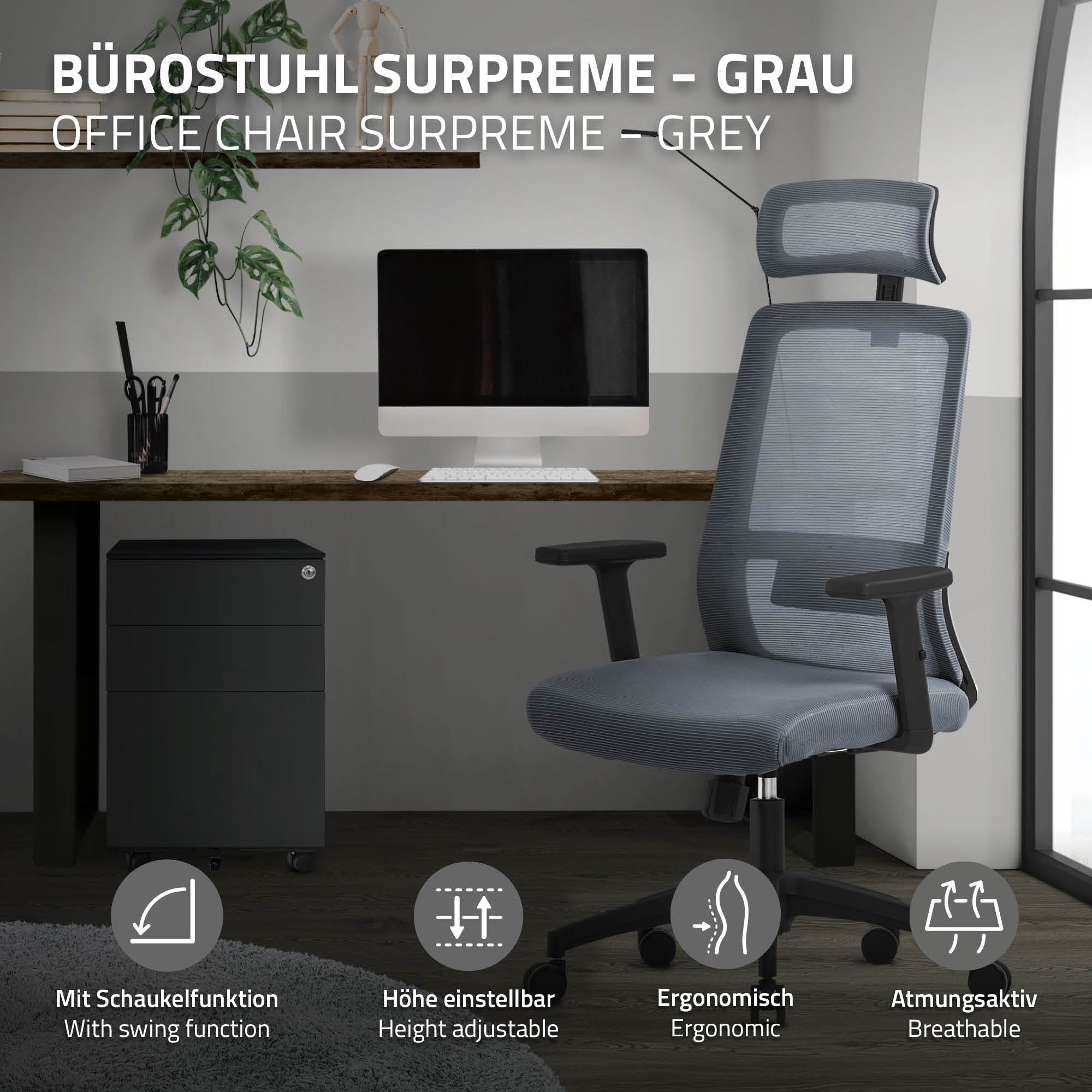 Ein grauer Bürostuhl mit verstellbarer Rückenlehne und Schreibtisch im Hintergrund.