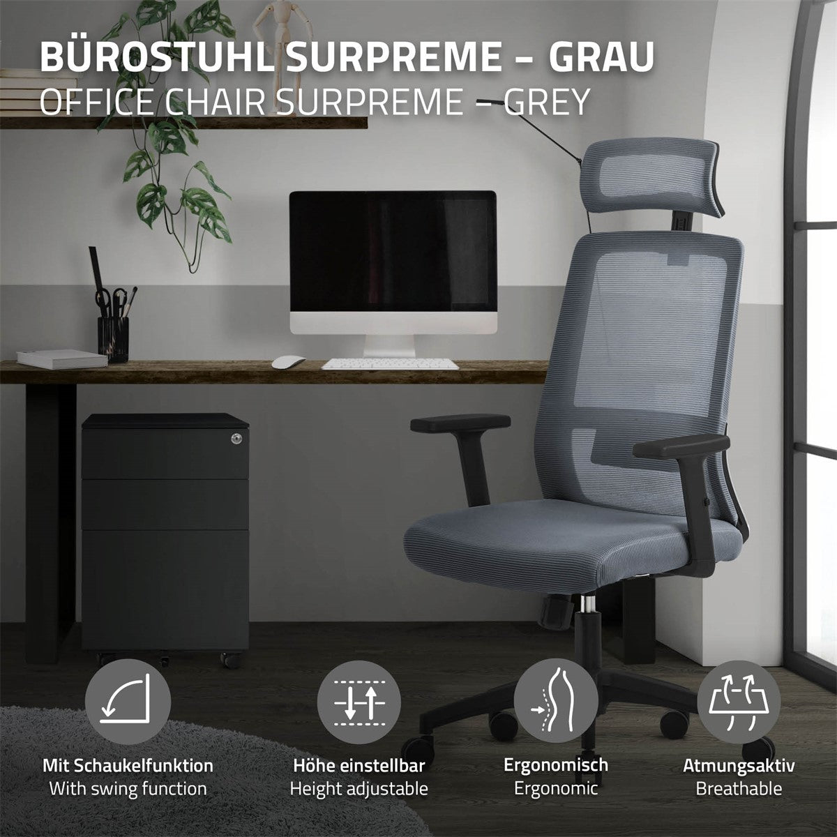 Una sedia da ufficio grigia con schienale regolabile e una scrivania sullo sfondo.
