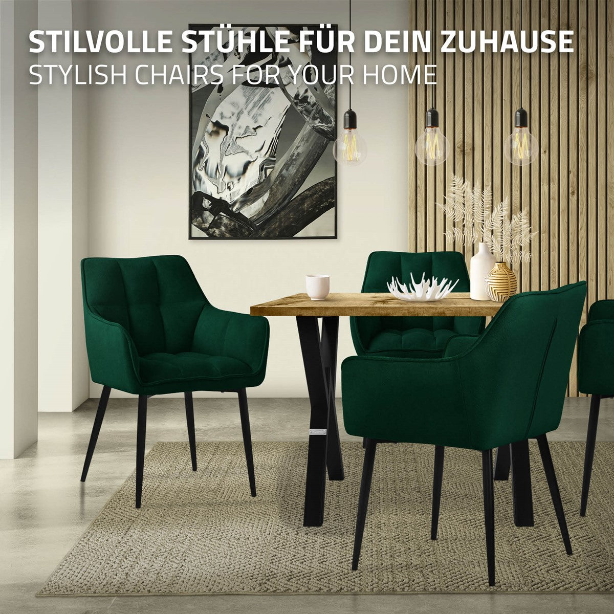 Een eethoek met groene stoelen en een houten tafel, versierd met een plant.