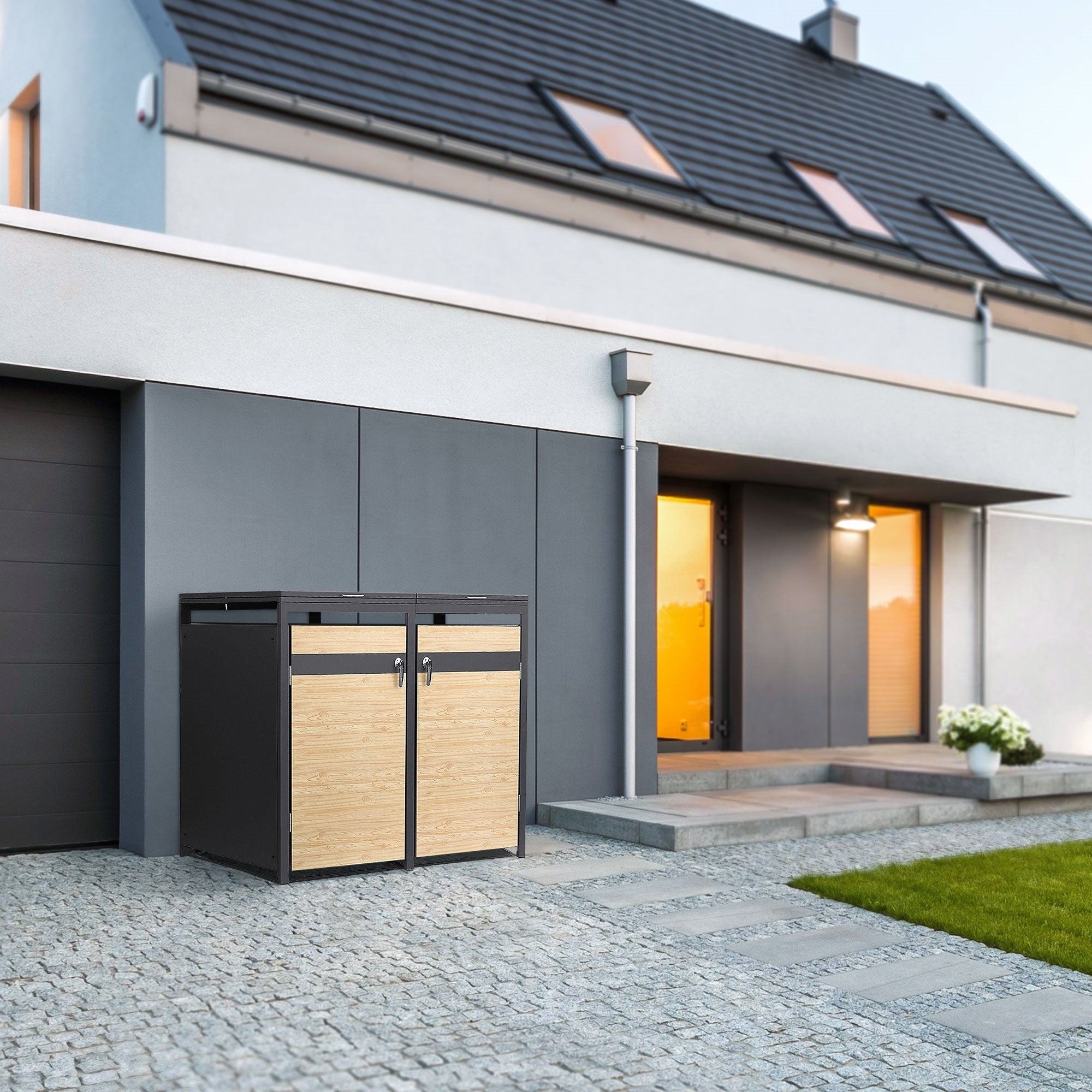 Mülltonnenboxen vor einem modernen Haus mit Rasenfläche.
