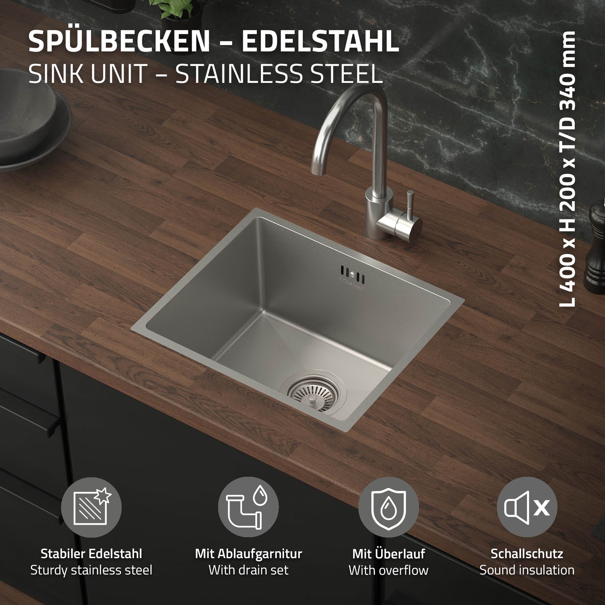 Edelstahlspülbecken mit Wasserhahn und Abfluss in einer Holzarbeitspla