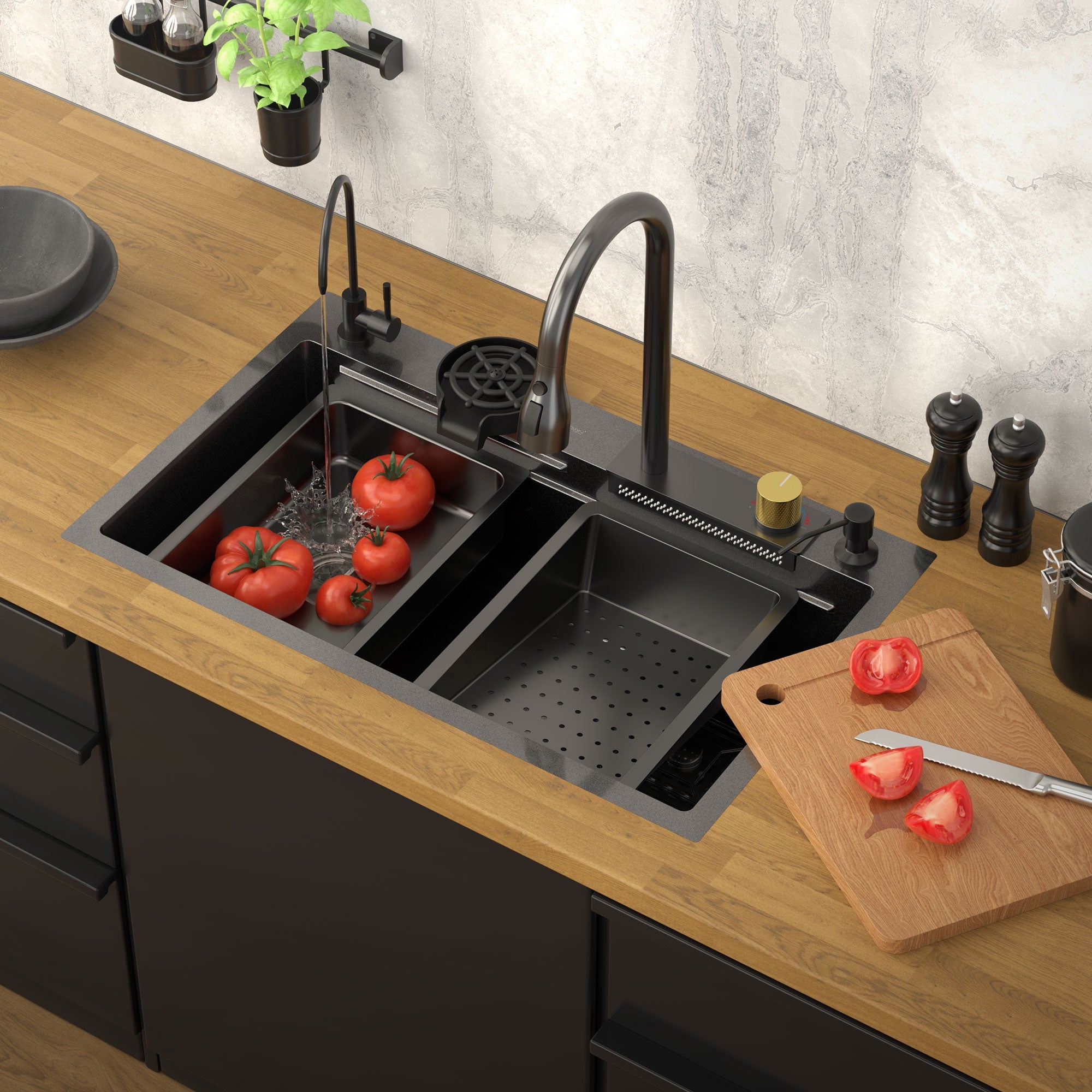 Køkkenlinje med vask, friske tomater og skærebræt.