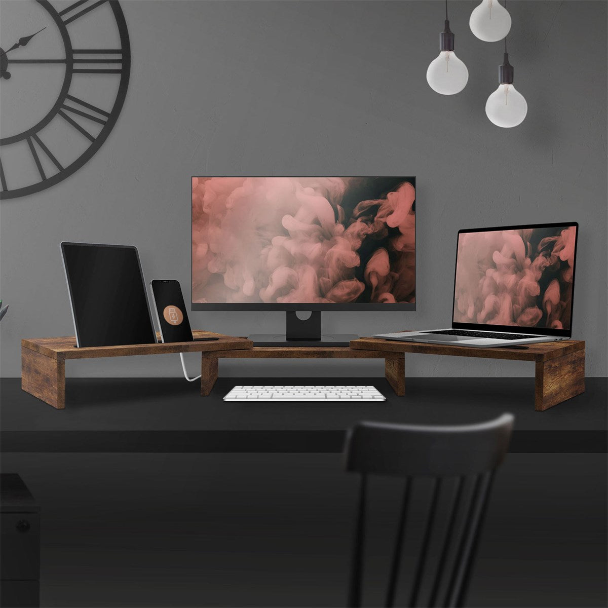 Table en bois avec des écrans et un ordinateur portable sur un bureau.
