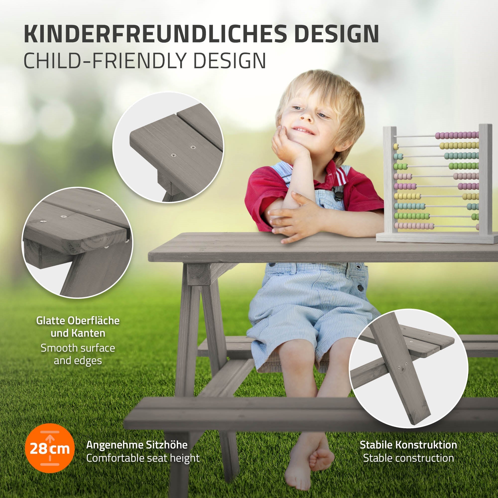 Kind sitzt an einem Tisch, zeigt auf eine Rechenmaschine.