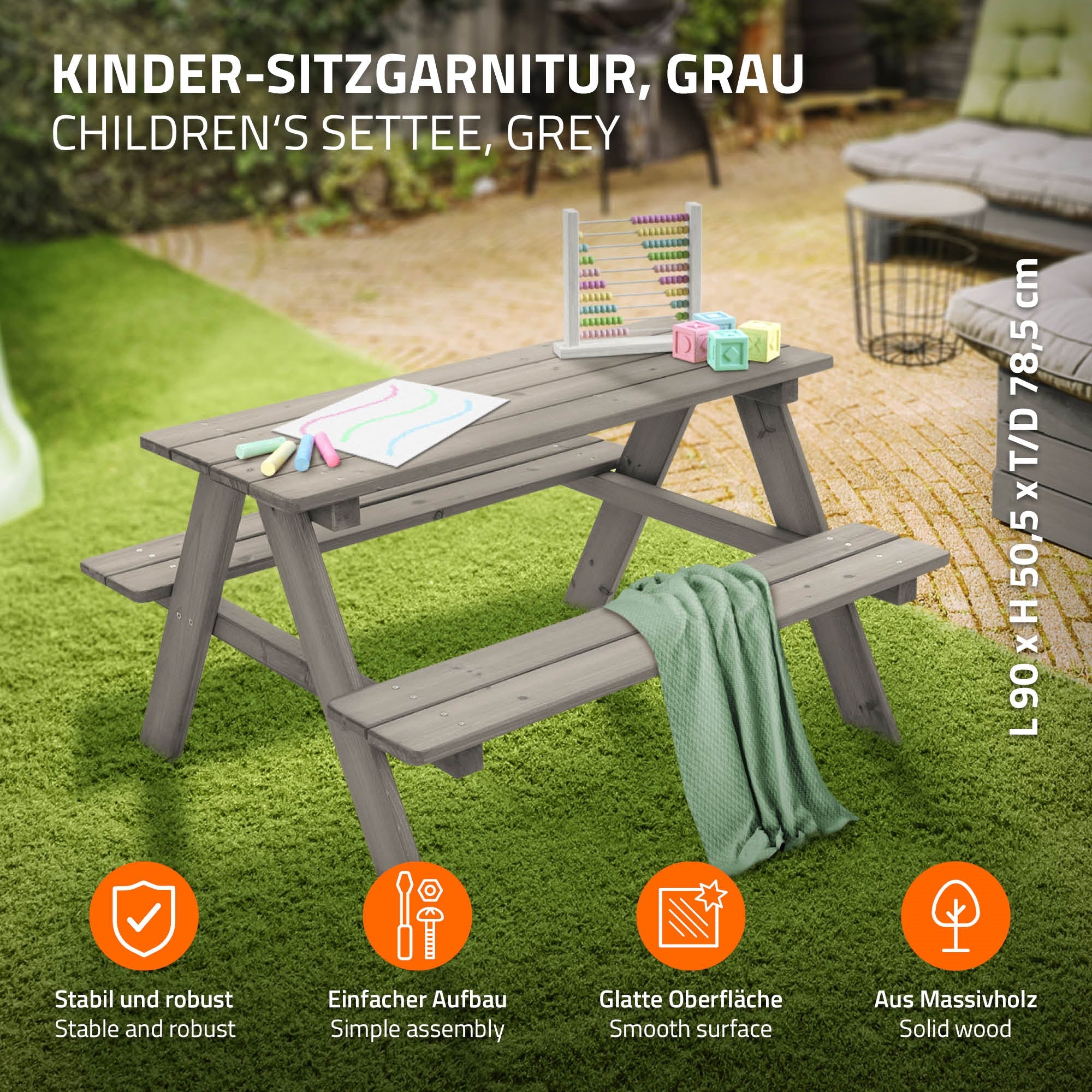 Graues Kinder-Sitzgarnitur aus Holz mit Tisch und Bänken auf grünem Rasen.