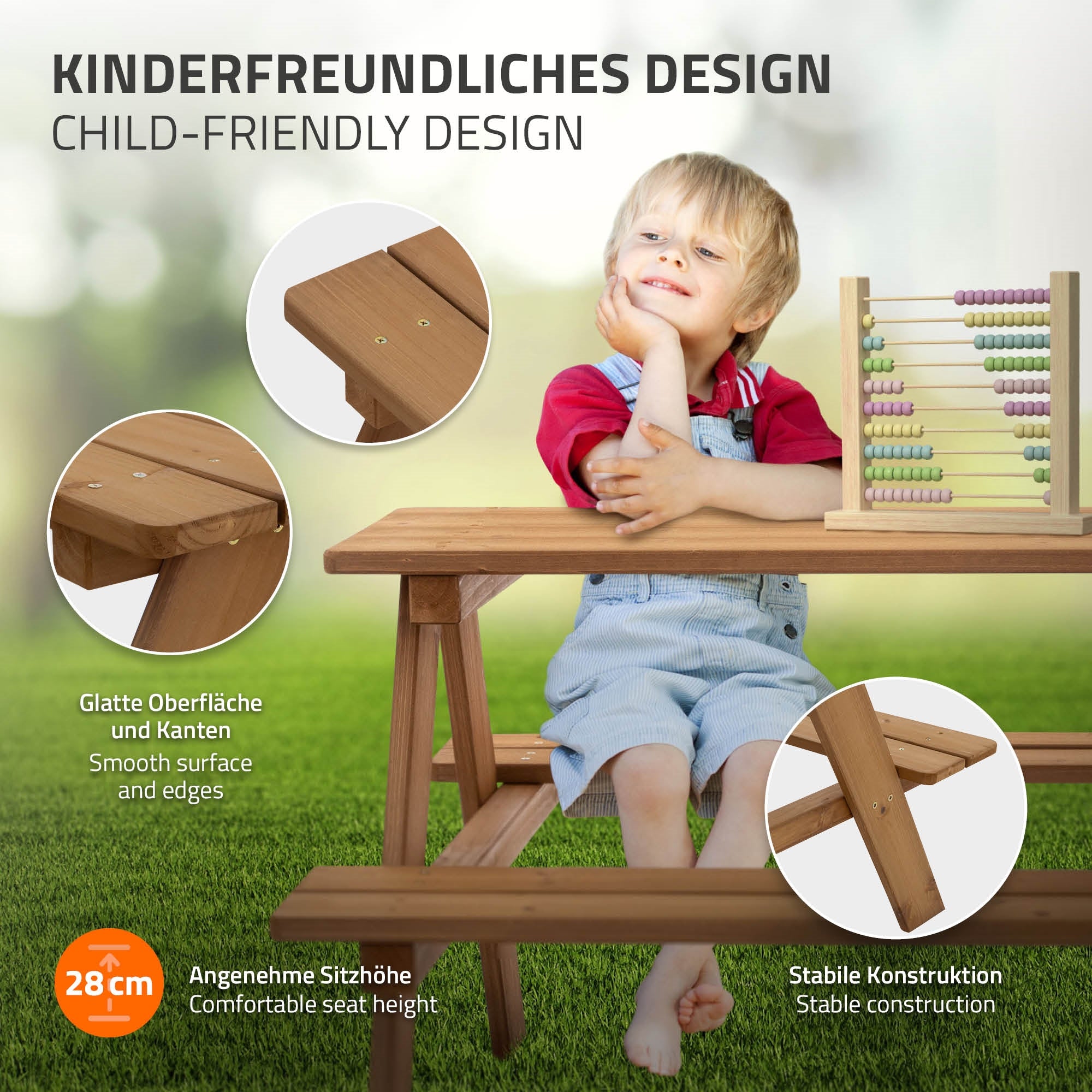 Junge sitzt an einem Tisch mit Spielzeug und lächelt, umgeben von kindgerechtem Design.