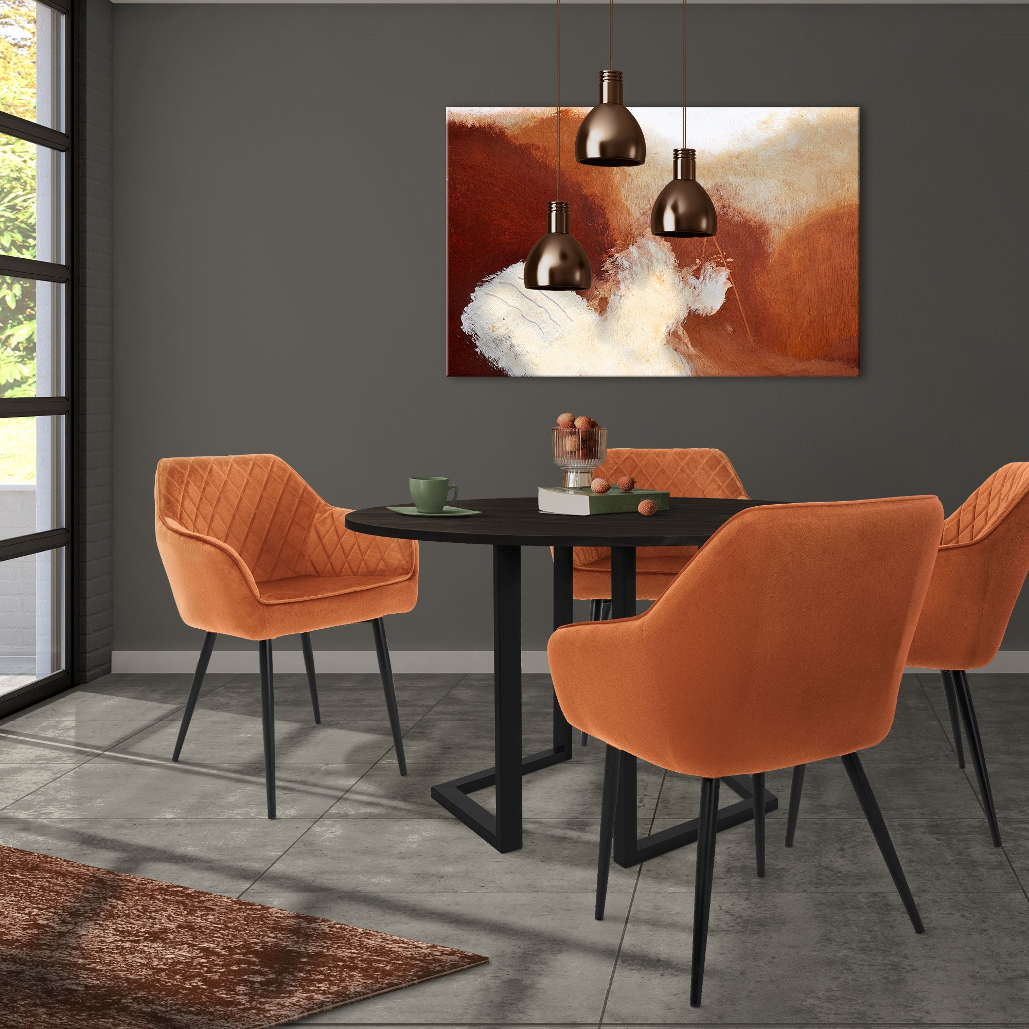 Salle à manger avec quatre chaises orange et une table ronde.