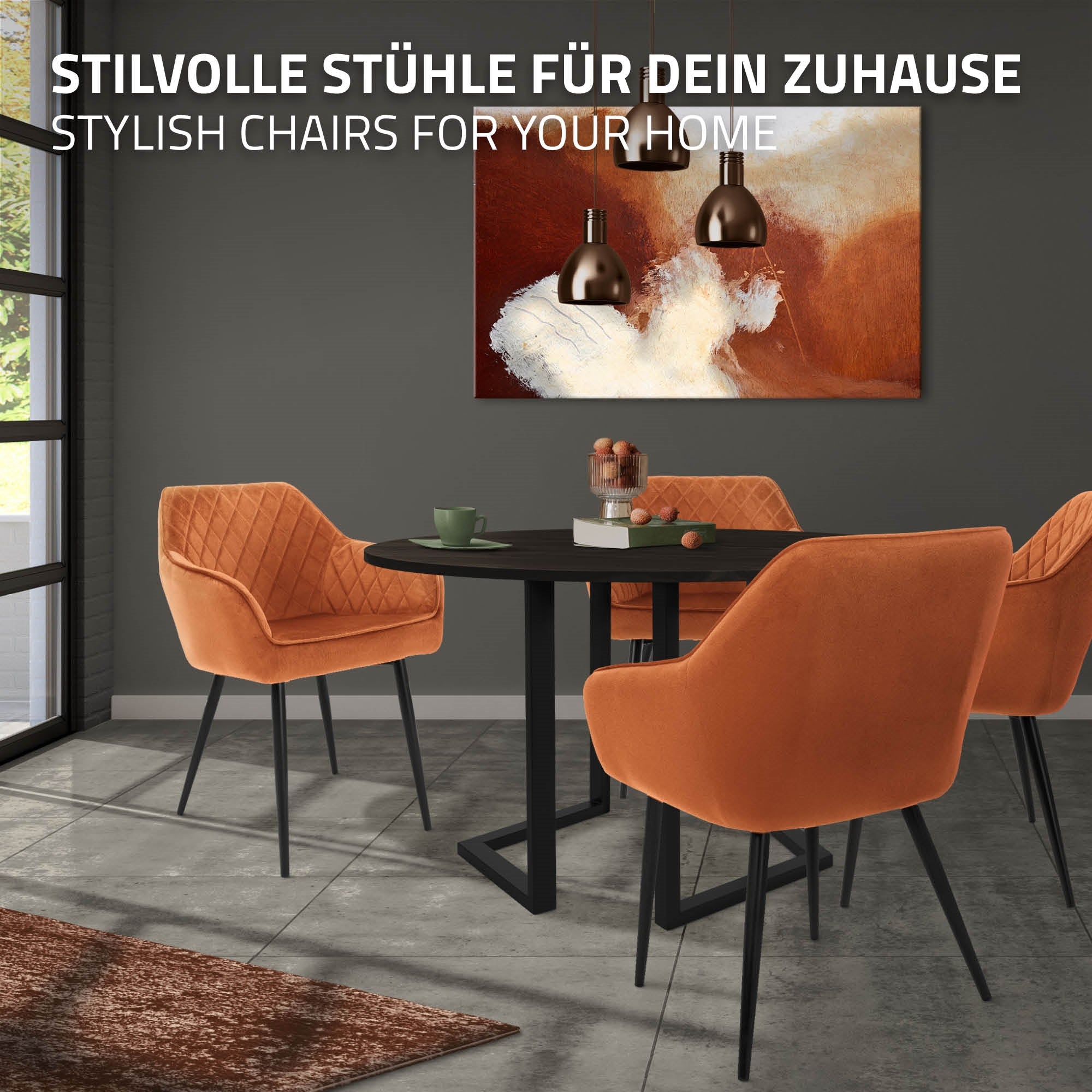 Salle à manger avec des chaises orange et une table ronde devant une œuvre d'art.