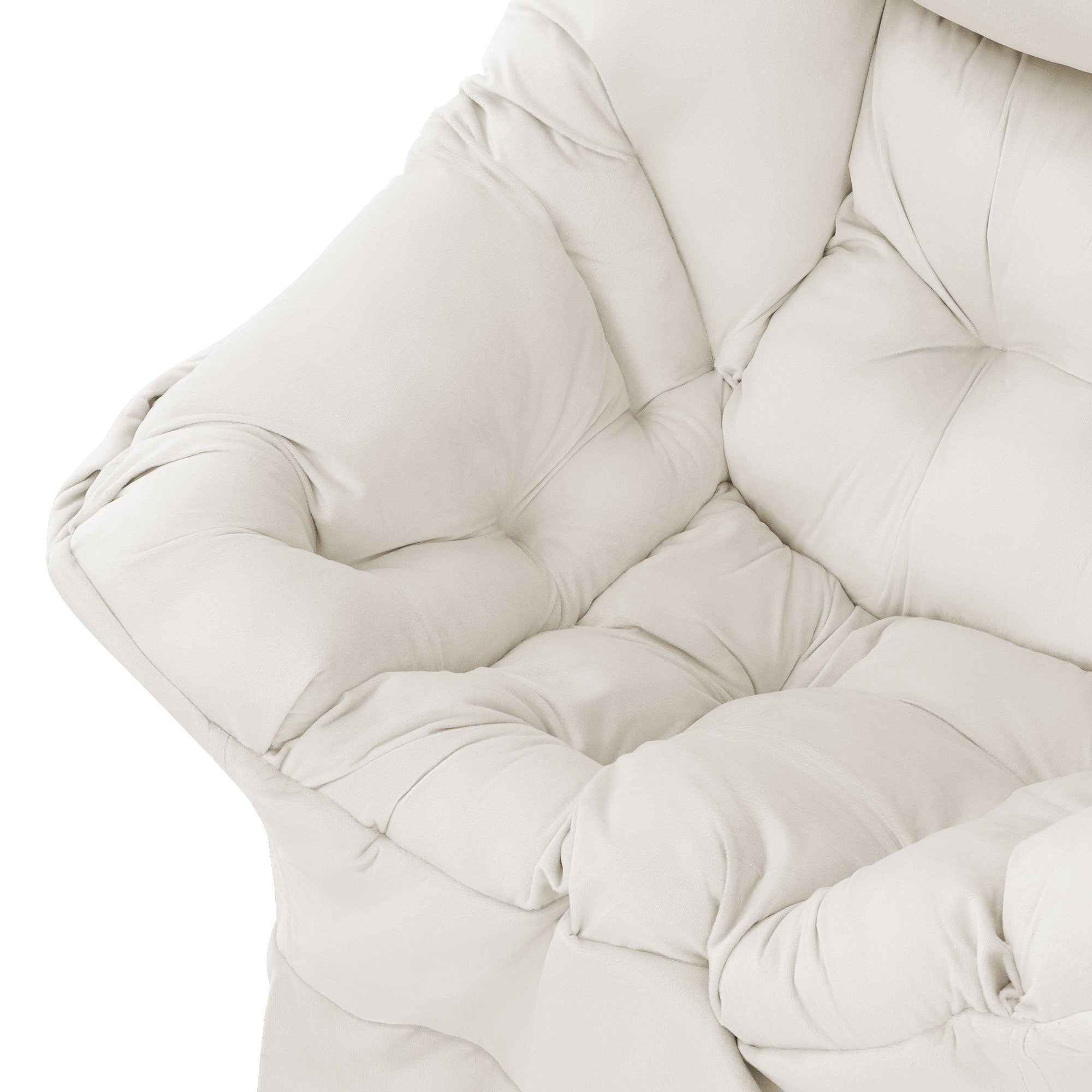 Beige, verhoiltu nojatuoli pehmeillä tyynyillä.