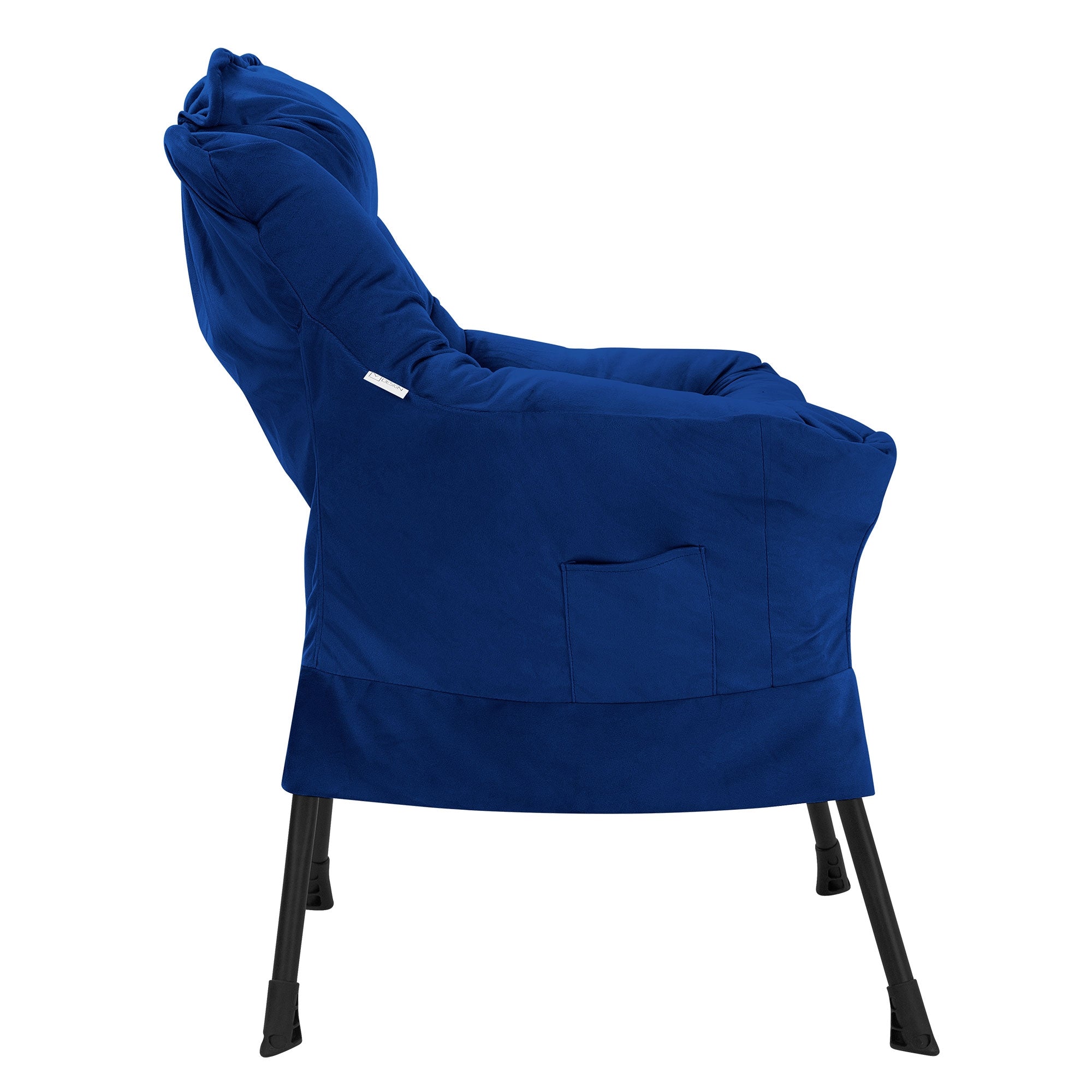 Ein blauer Sessel mit Kissen, seitlich auf einem weißen Hintergrund.