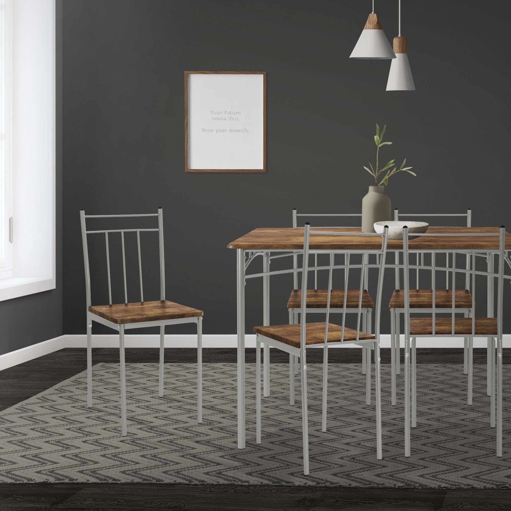 Esszimmer mit einem Tisch und sechs Stühlen auf einem Teppich in einem dunklen Raum.