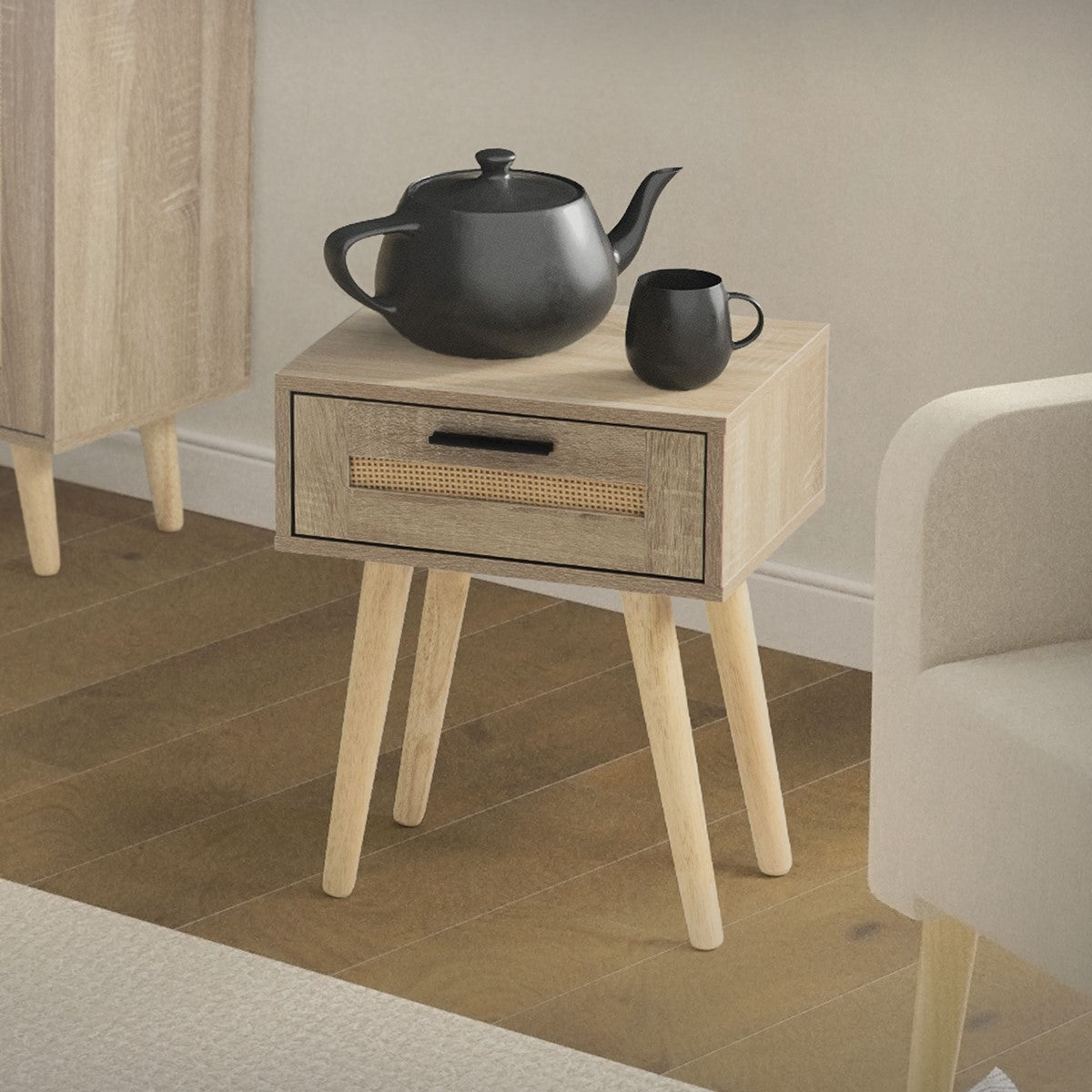Ein Holztisch mit einer Holzplatte und Metallbeinen.