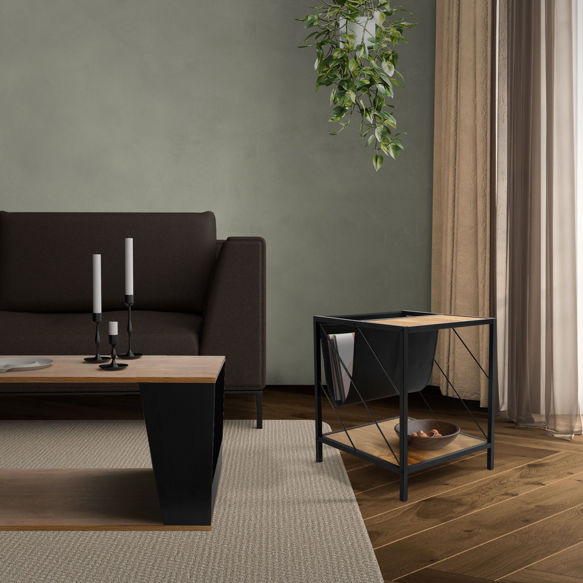 Salon avec canapé, table et une petite table avec des plantes en arrière-plan.