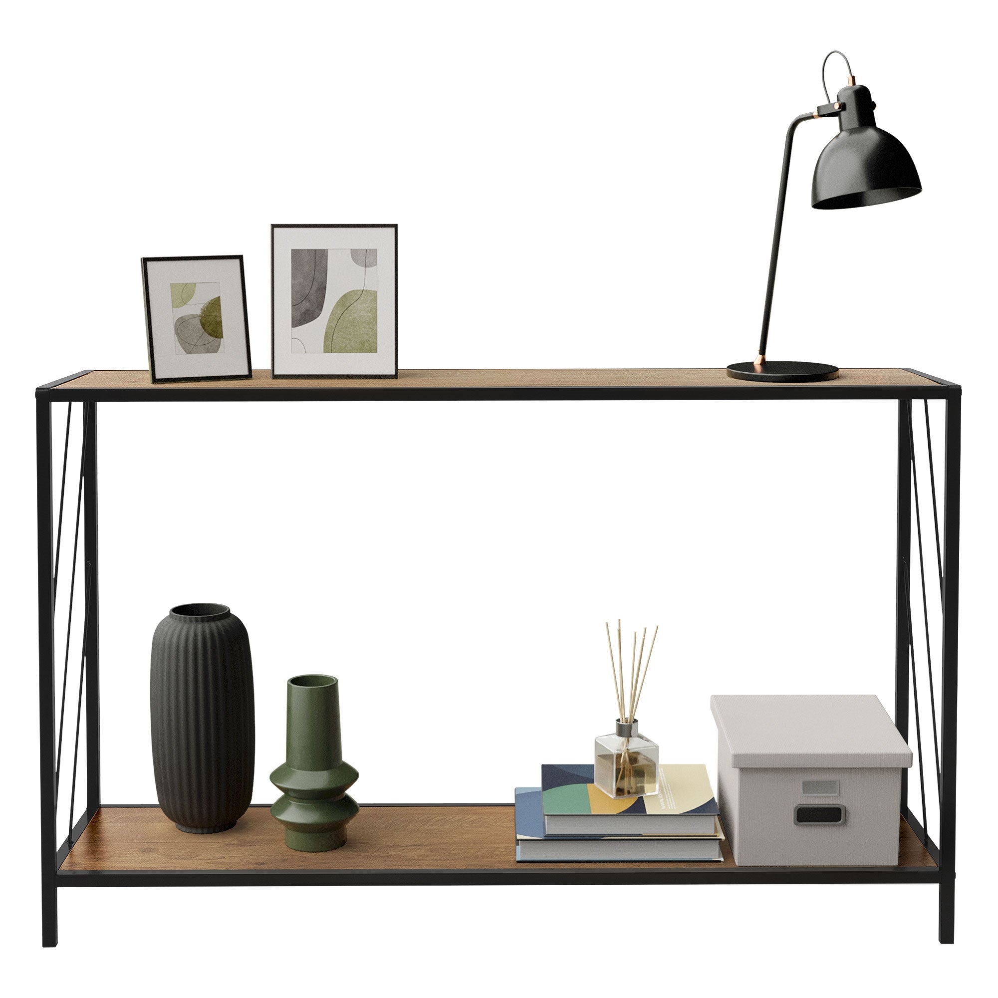 Ein Regal mit zwei Bildern, einer Lampe, Vasen und einem Karton.