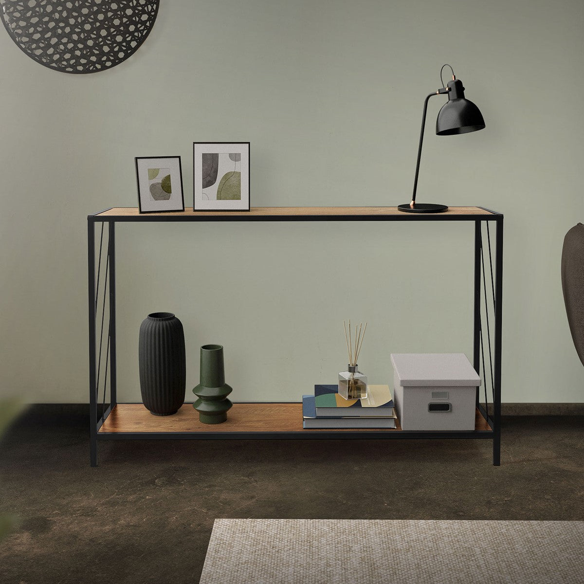 Konsolentisch mit zwei Bildern, einer Lampe und verschiedenen Dekorationsobjekten.