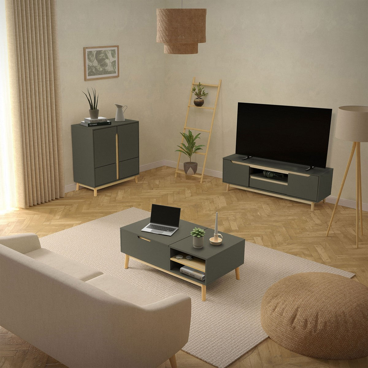 Wohnzimmer mit Sofa, Couchtisch, TV und Regal in neutralen Farben.
