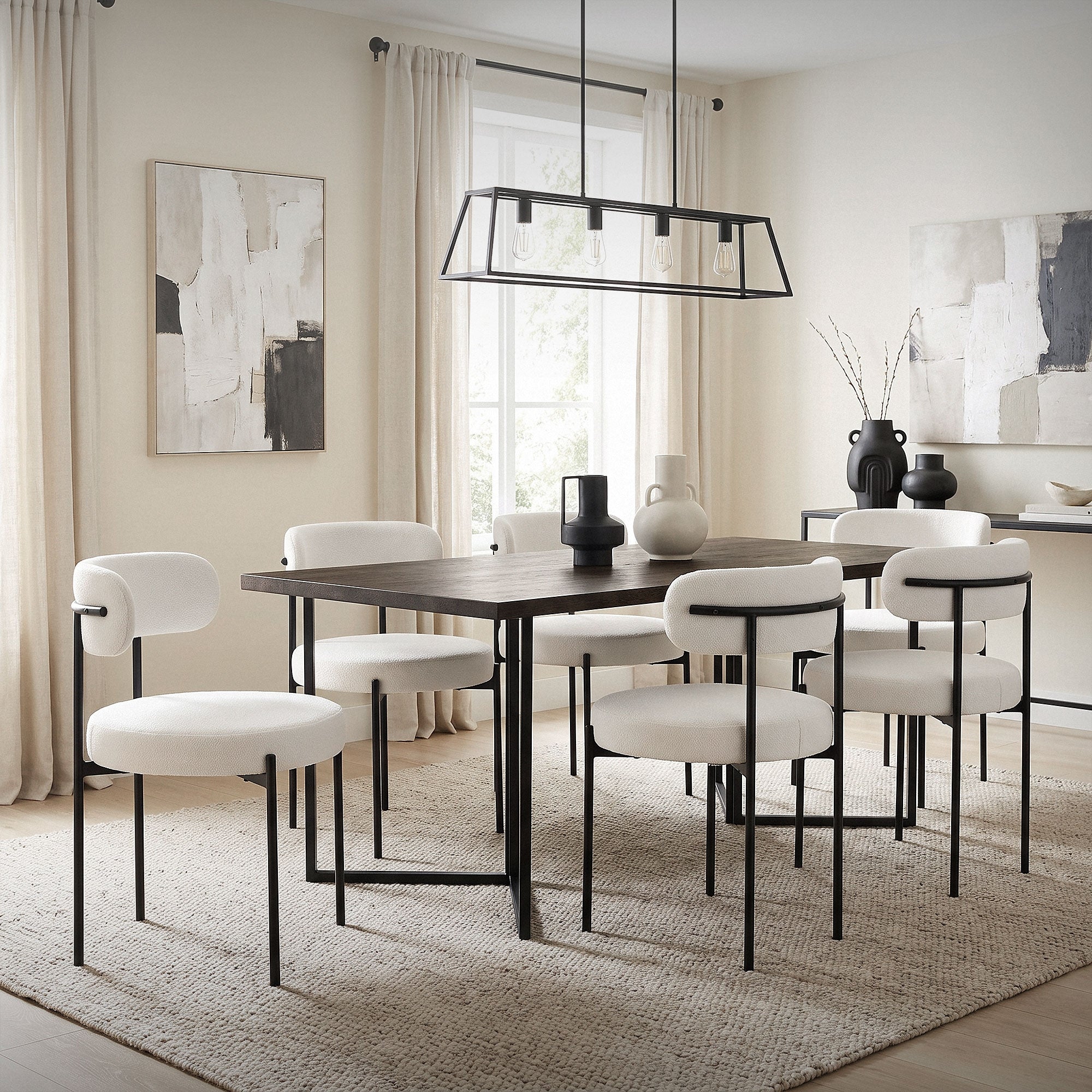 Ein Esszimmer mit mehreren weißen Stühlen und einem großen Tisch.