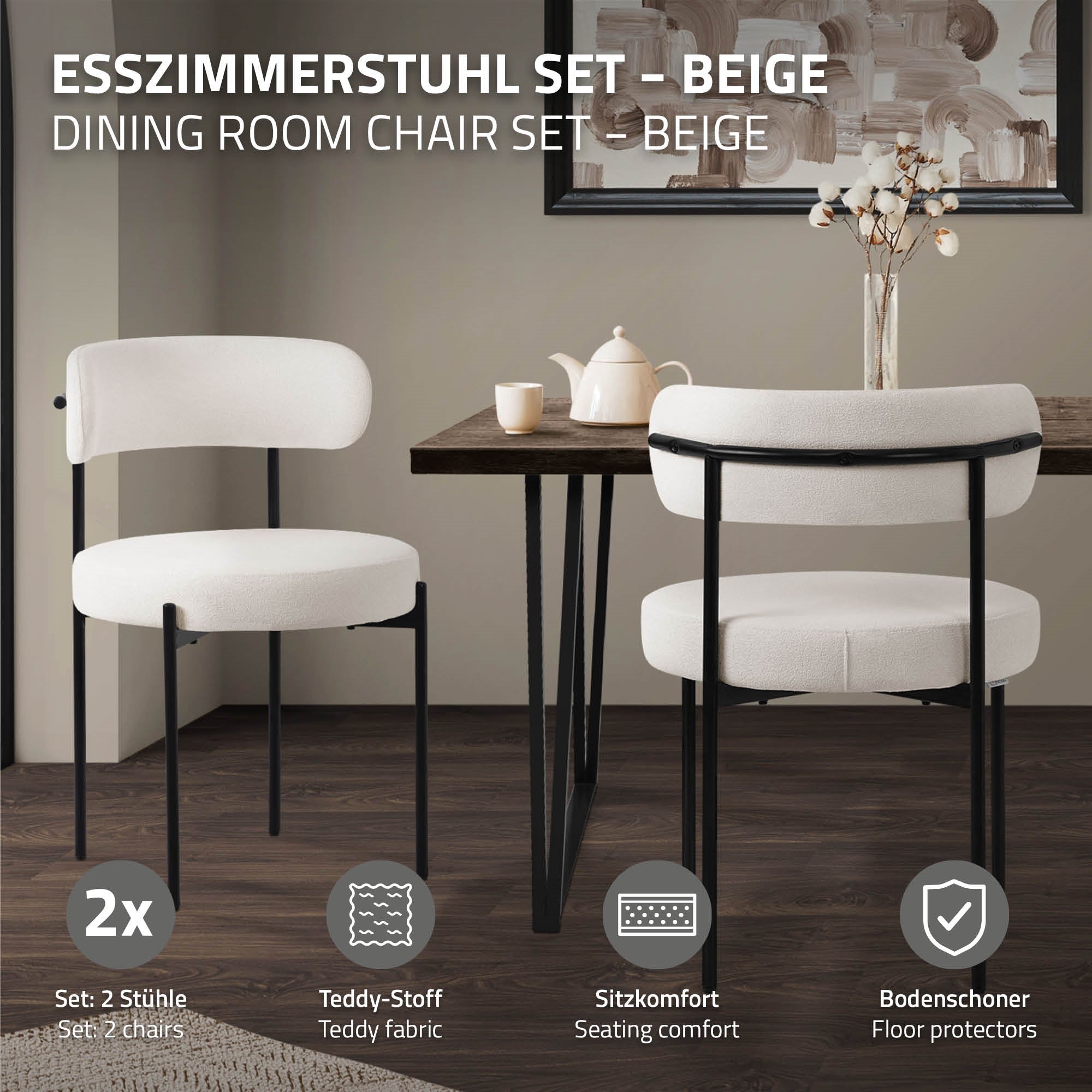 Zwei beige Stühle an einem Tisch mit Teekanne und Tassen.