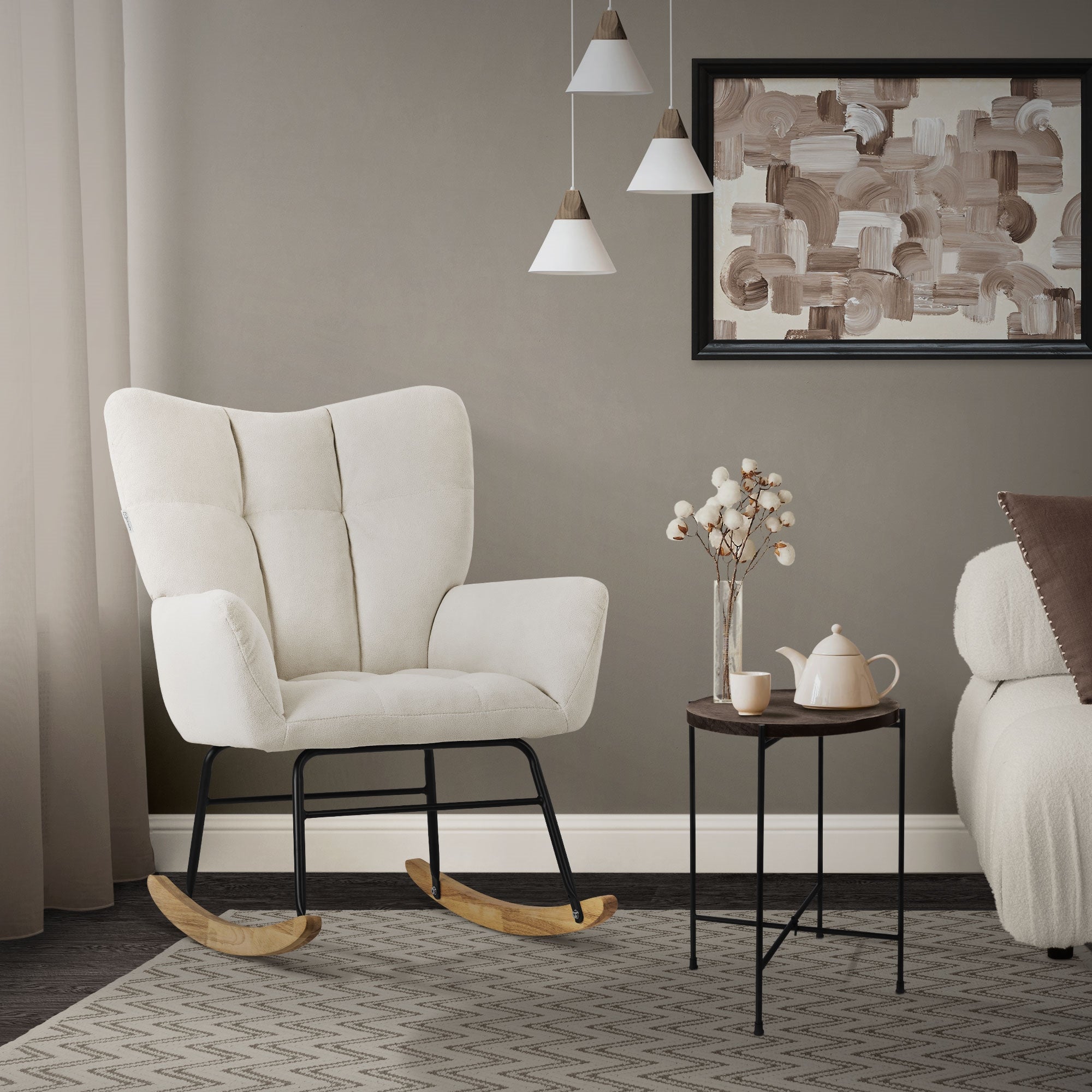 Beiger Sessel in einem Raum mit Tisch, Teekanne und Wandbild.