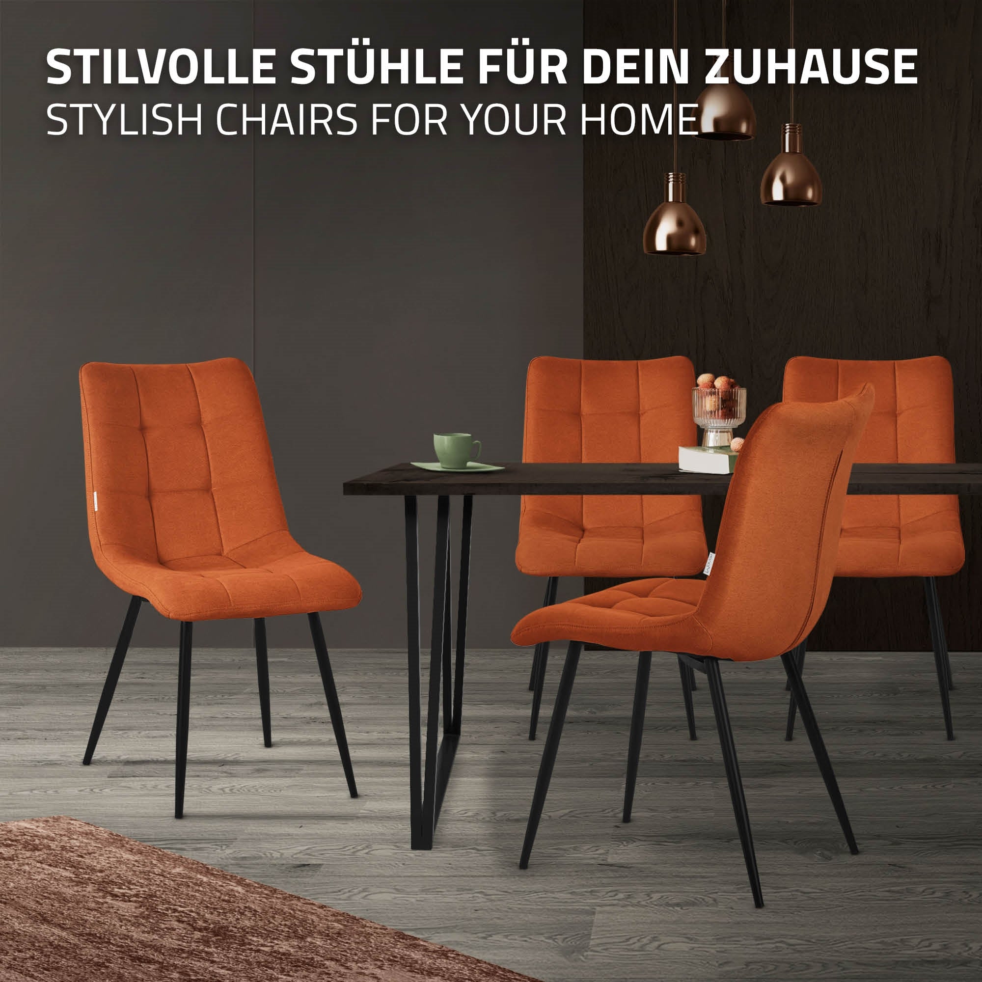 Orange Esszimmerstühle um einen Tisch, mit einer Tasse und dekorativen Lampen.