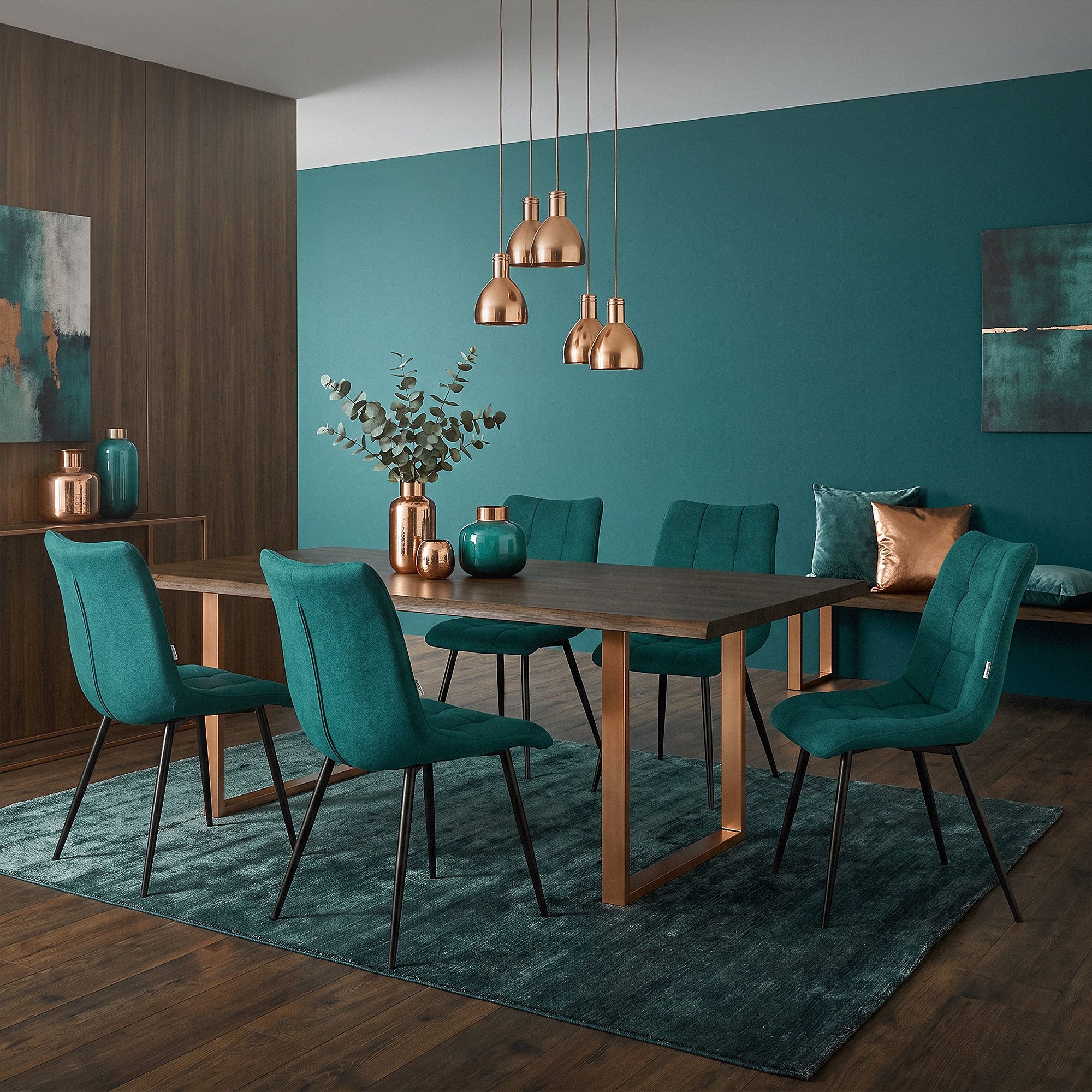 Esszimmer mit einem Tisch und sechs grünen Stühlen.