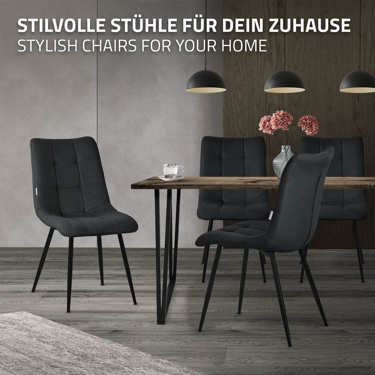 Dunkle Stühle um einen Tisch in einem modernen Raum mit Blumen.
