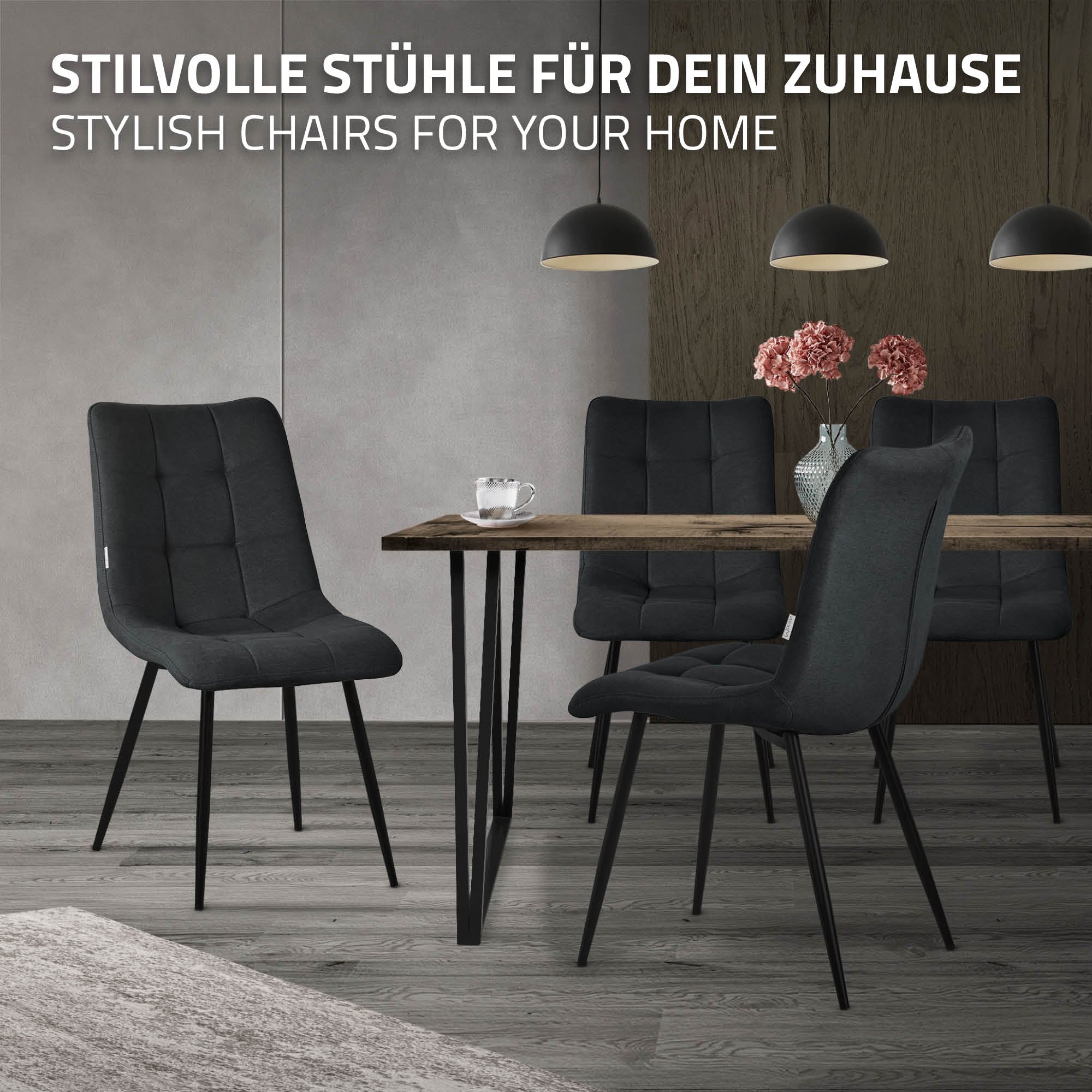 Dunkle Stühle um einen Tisch in einem modernen Raum mit Blumen.