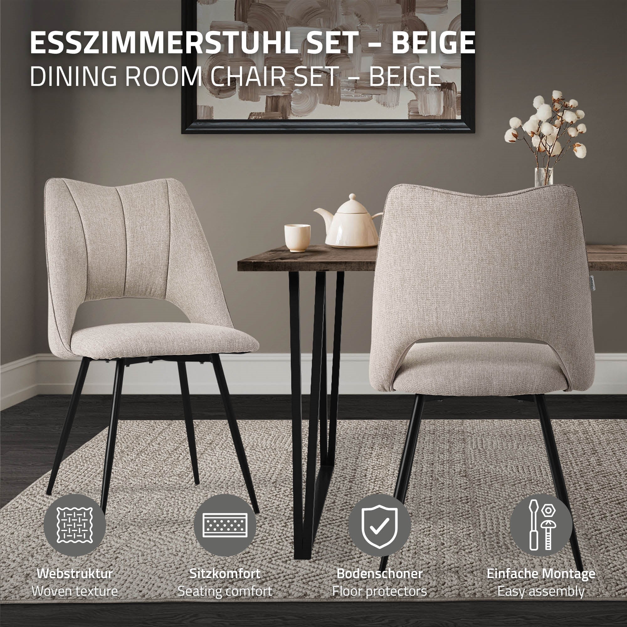 Zwei beige Esszimmerstühle an einem Tisch in einem modernen Raum.