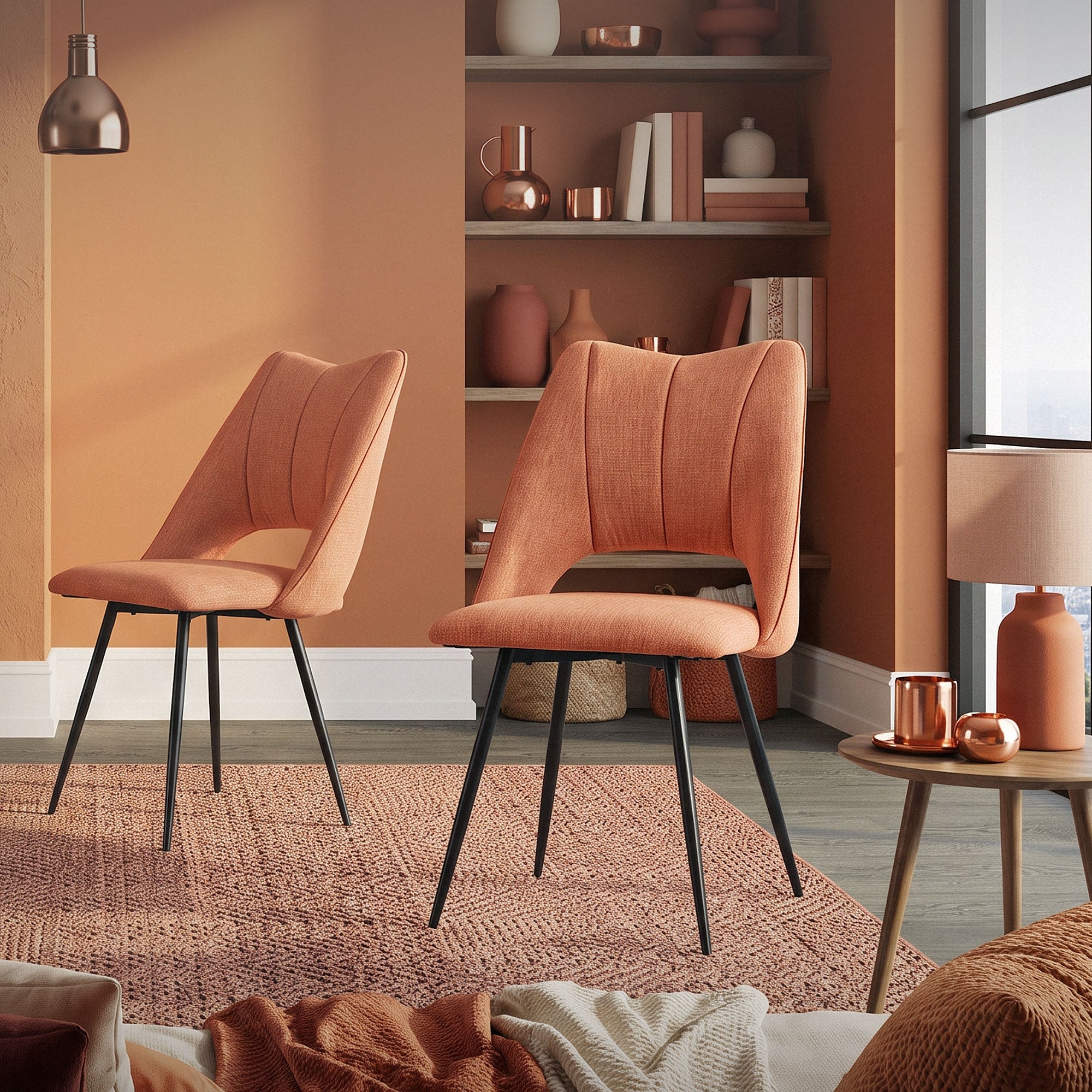 Twee oranje stoelen voor een rek in een stijlvolle ruimte.