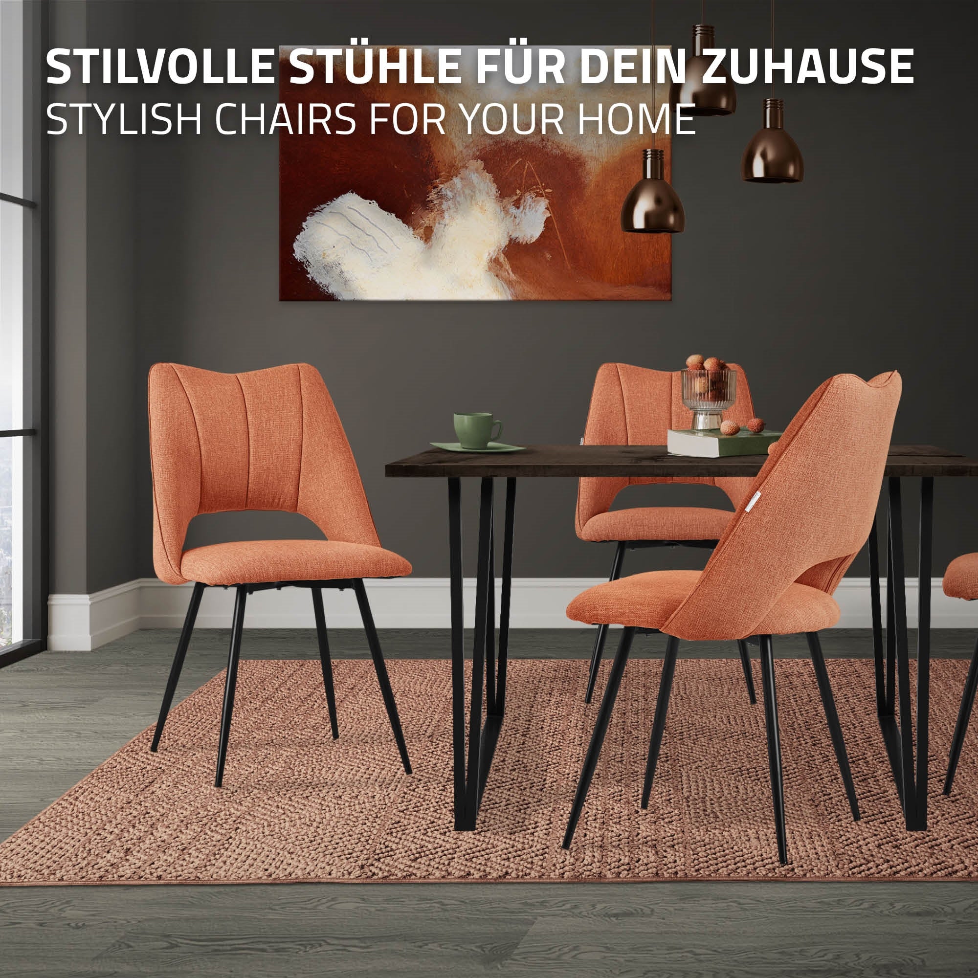 Vier orangefarbene Stühle um einen Tisch in einem modernen Raum.