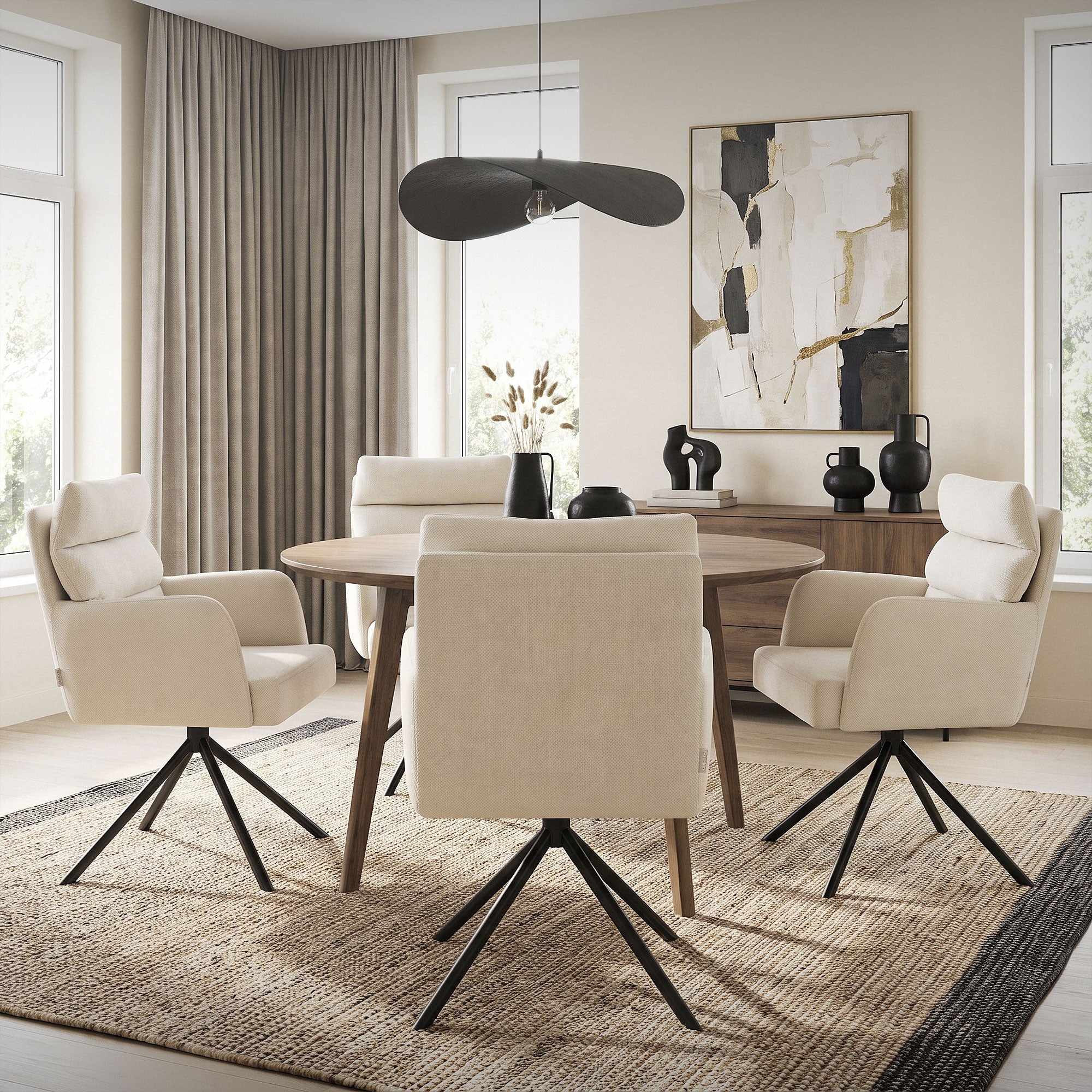 Essbereich mit beige-farbenen Stühlen um einen runden Tisch.