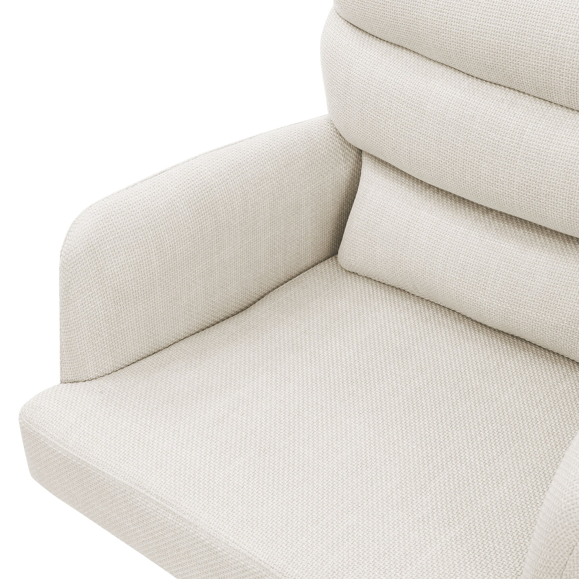 Sillón beige con reposabrazos anchos y cojines en el asiento.
