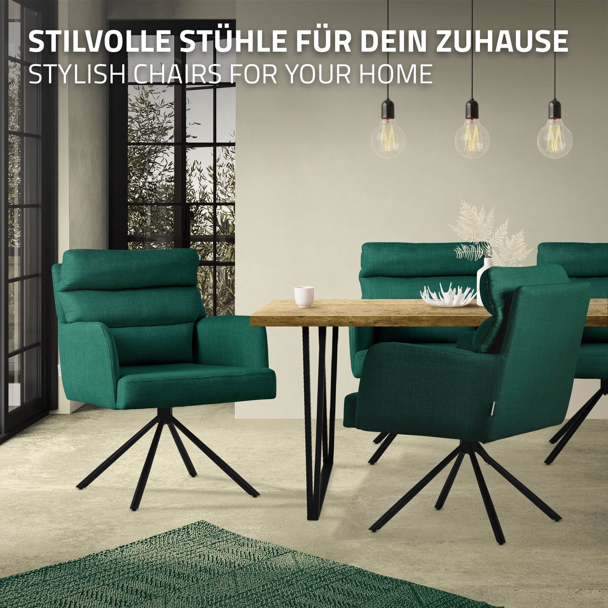 Grüne Stühle um einen Holztisch in einem modernen Raum mit großen Fenstern.
