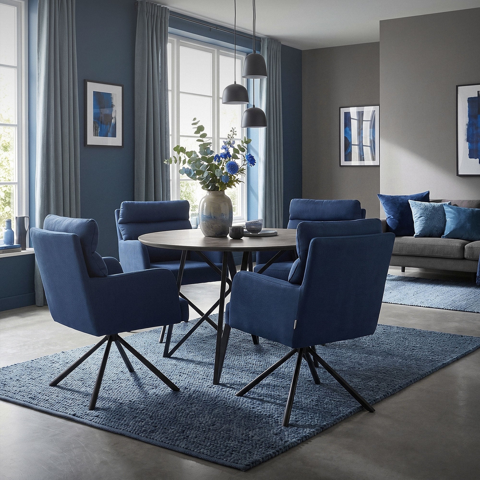 Ein Essbereich mit blauen Stühlen, einem runden Tisch und einer Blumenvasen.