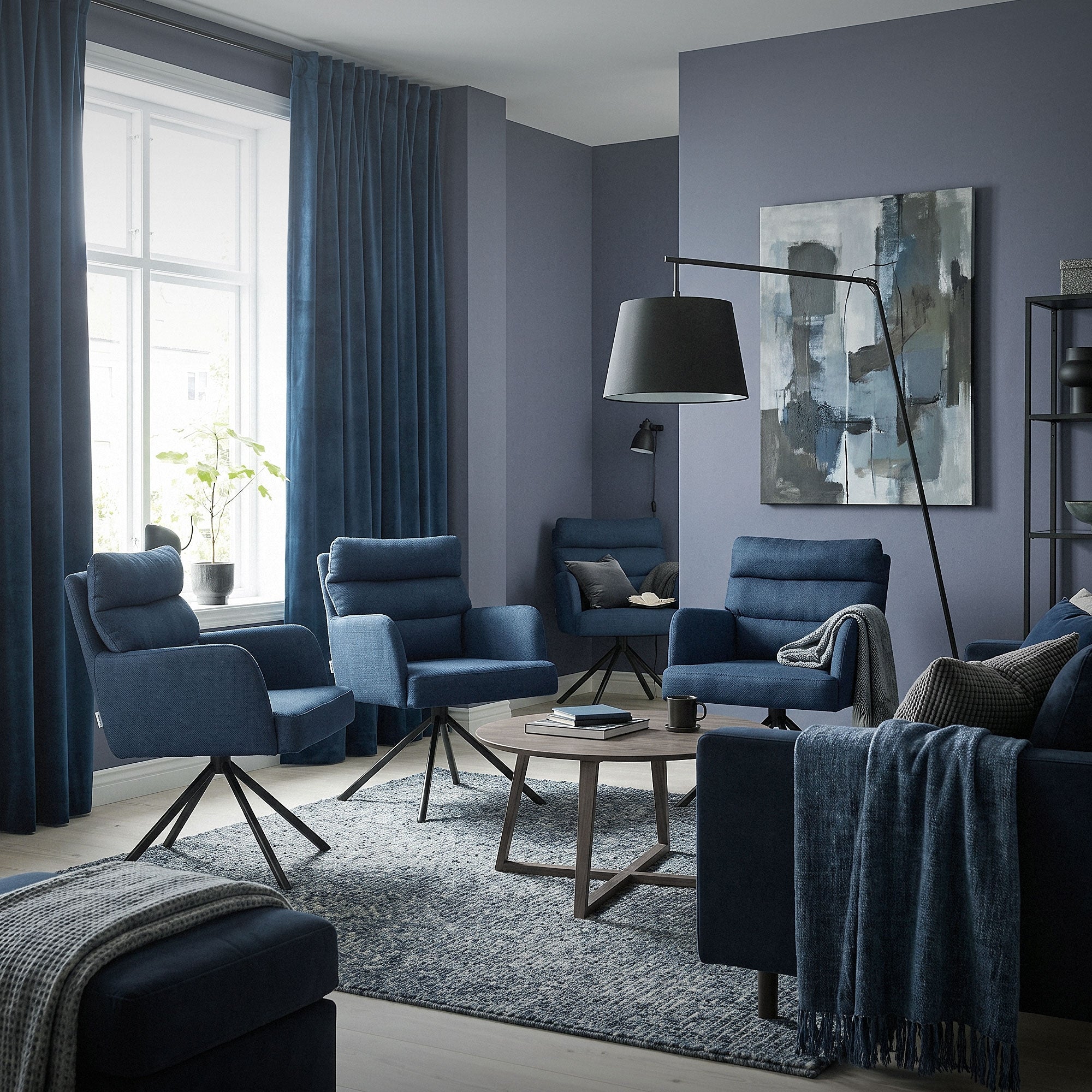 Moderne Wohnlandschaft mit blauen Stühlen und Tisch im Raum.