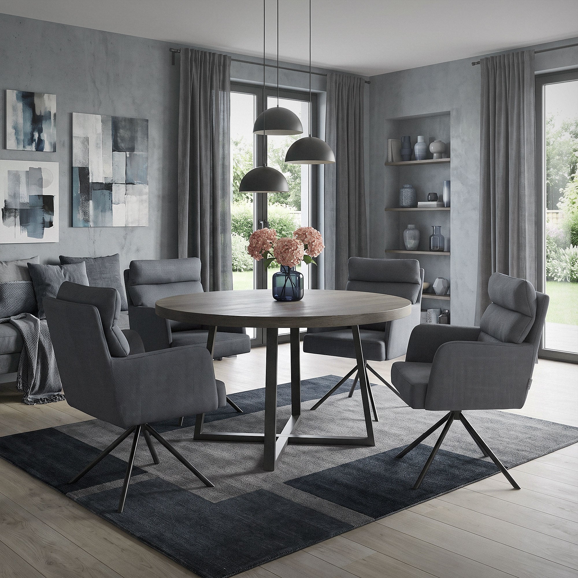 Esszimmer mit runden Tisch, grauen Stühlen und Blumen auf dem Tisch.