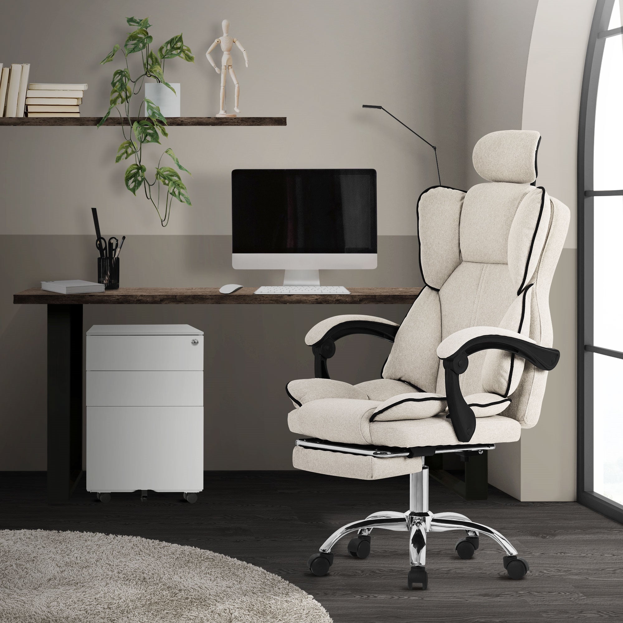 Bürostuhl in einem modernen Arbeitszimmer mit Schreibtisch und Computer.