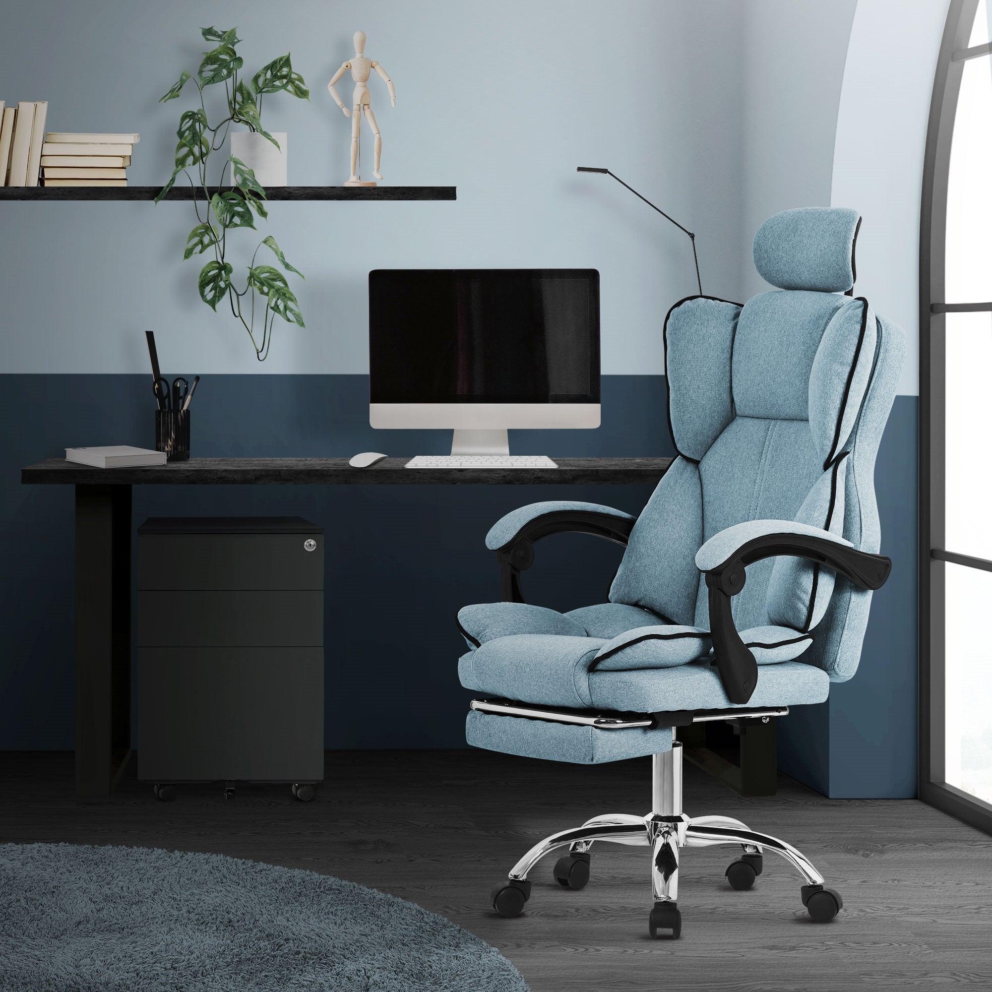 Büro mit einem blauen Stuhl, Schreibtisch und Computer.