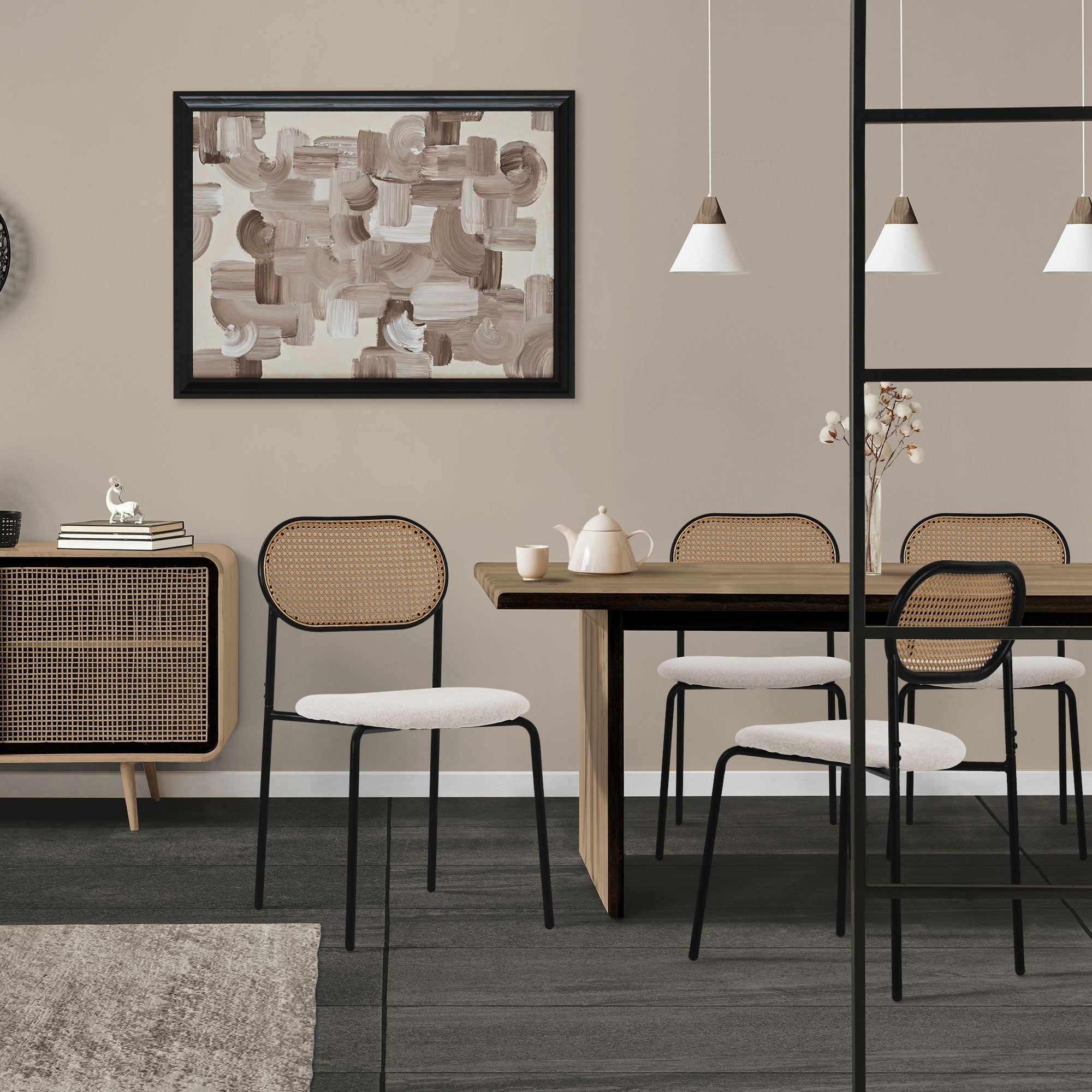 Moderne Esszimmermöbel mit einem Tisch, Stühlen und einem Gemälde an der Wand.