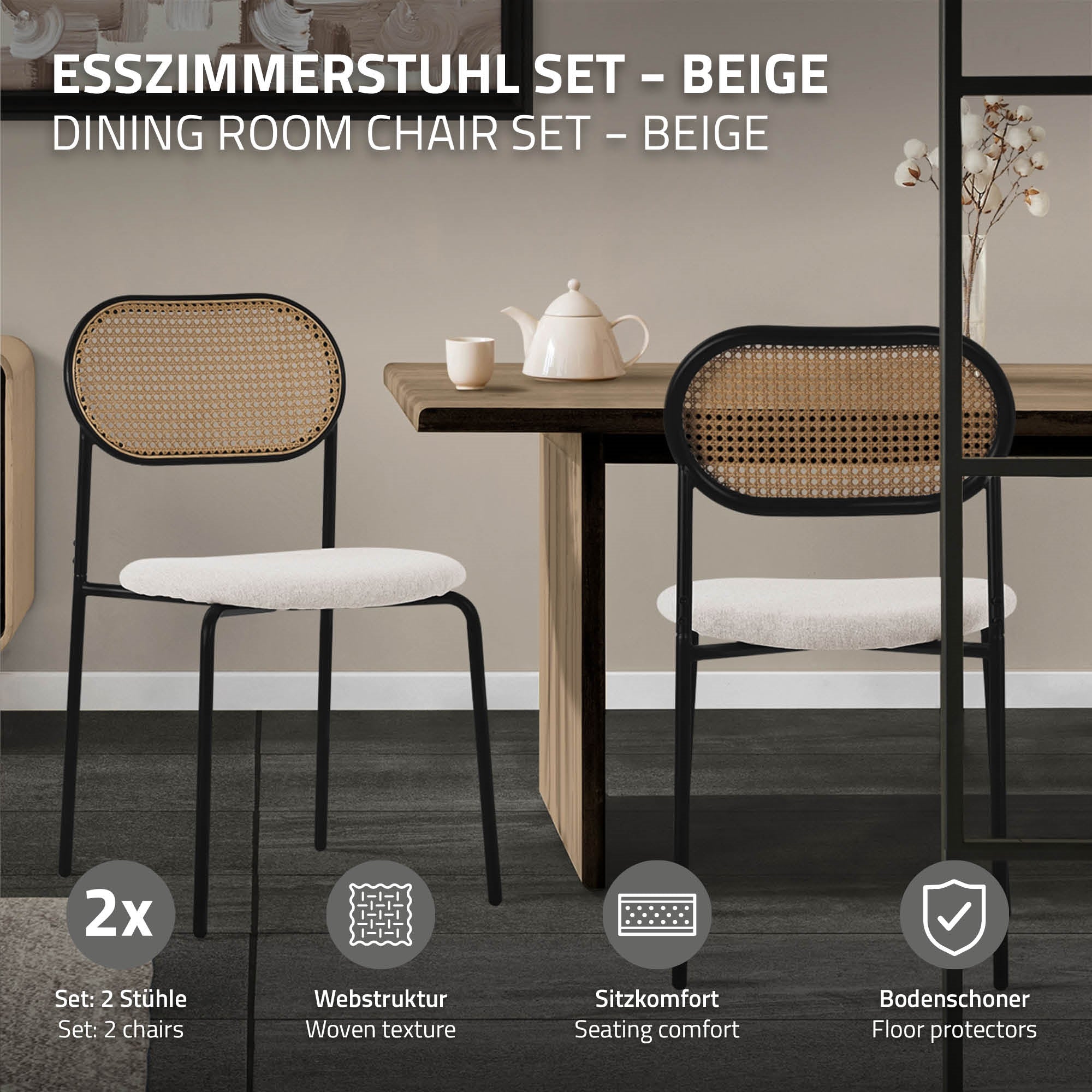 Beige Esszimmerstühle mit geflochtener Rückenlehne und Teekanne auf einem Tisch.