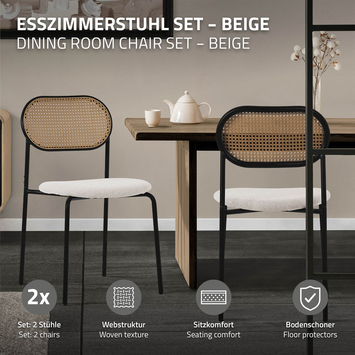 Beige Esszimmerstühle mit geflochtener Rückenlehne und Teekanne auf einem Tisch.