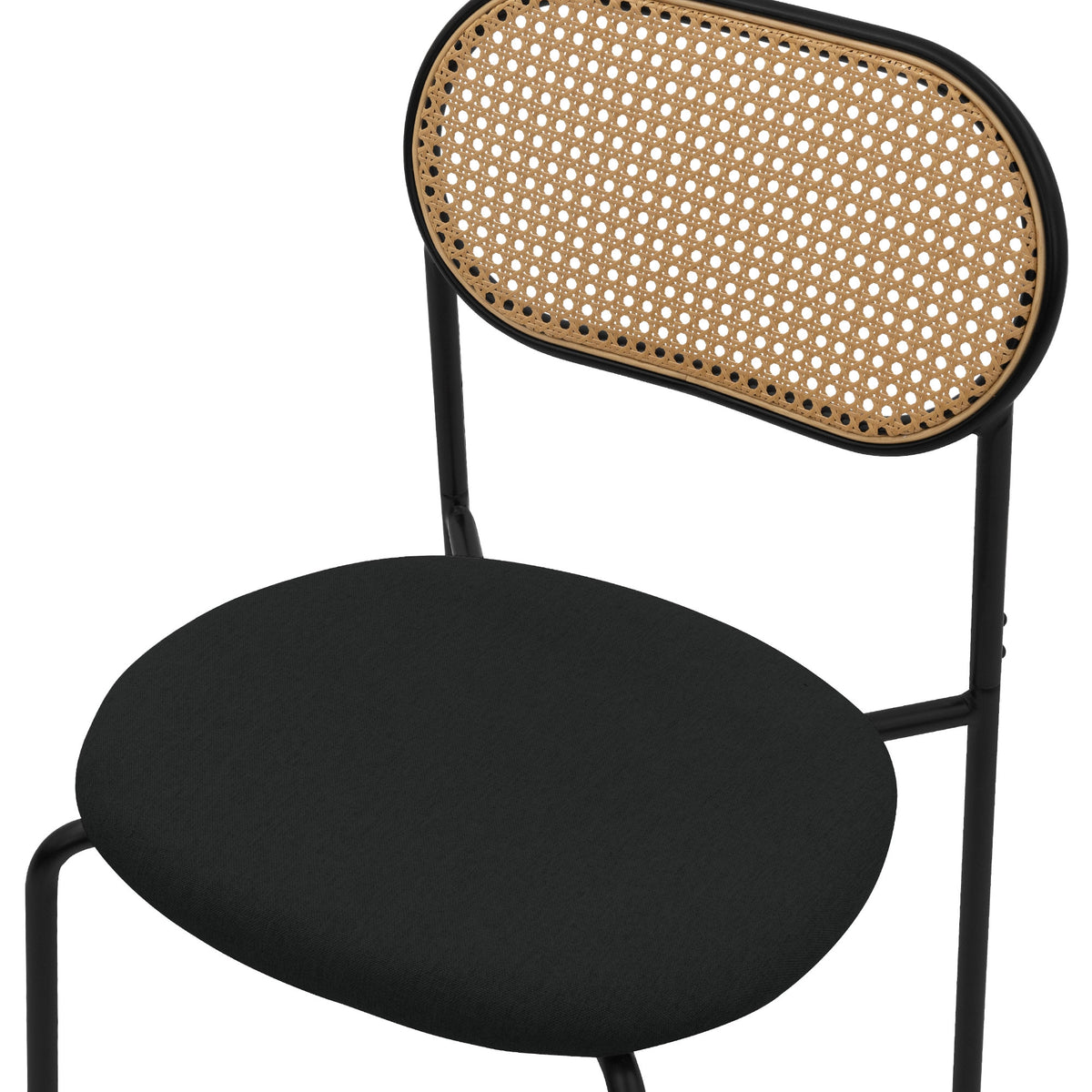 Chaise noire avec un siège rond et un dossier tressé.