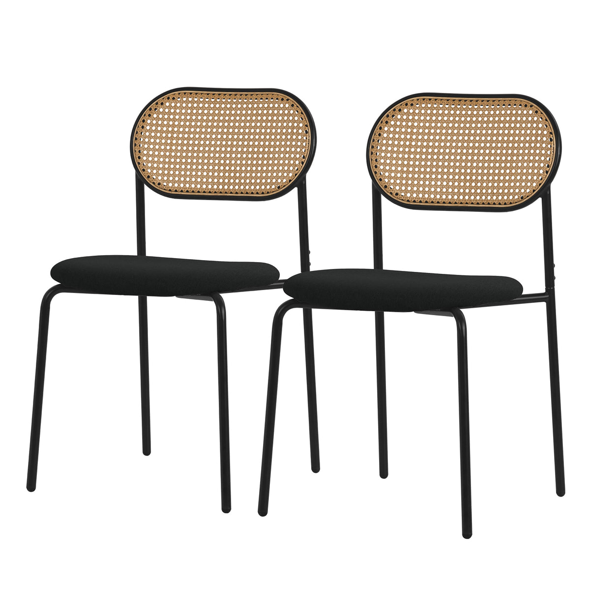 Deux chaises noires avec des éléments en rotin sur un fond blanc.